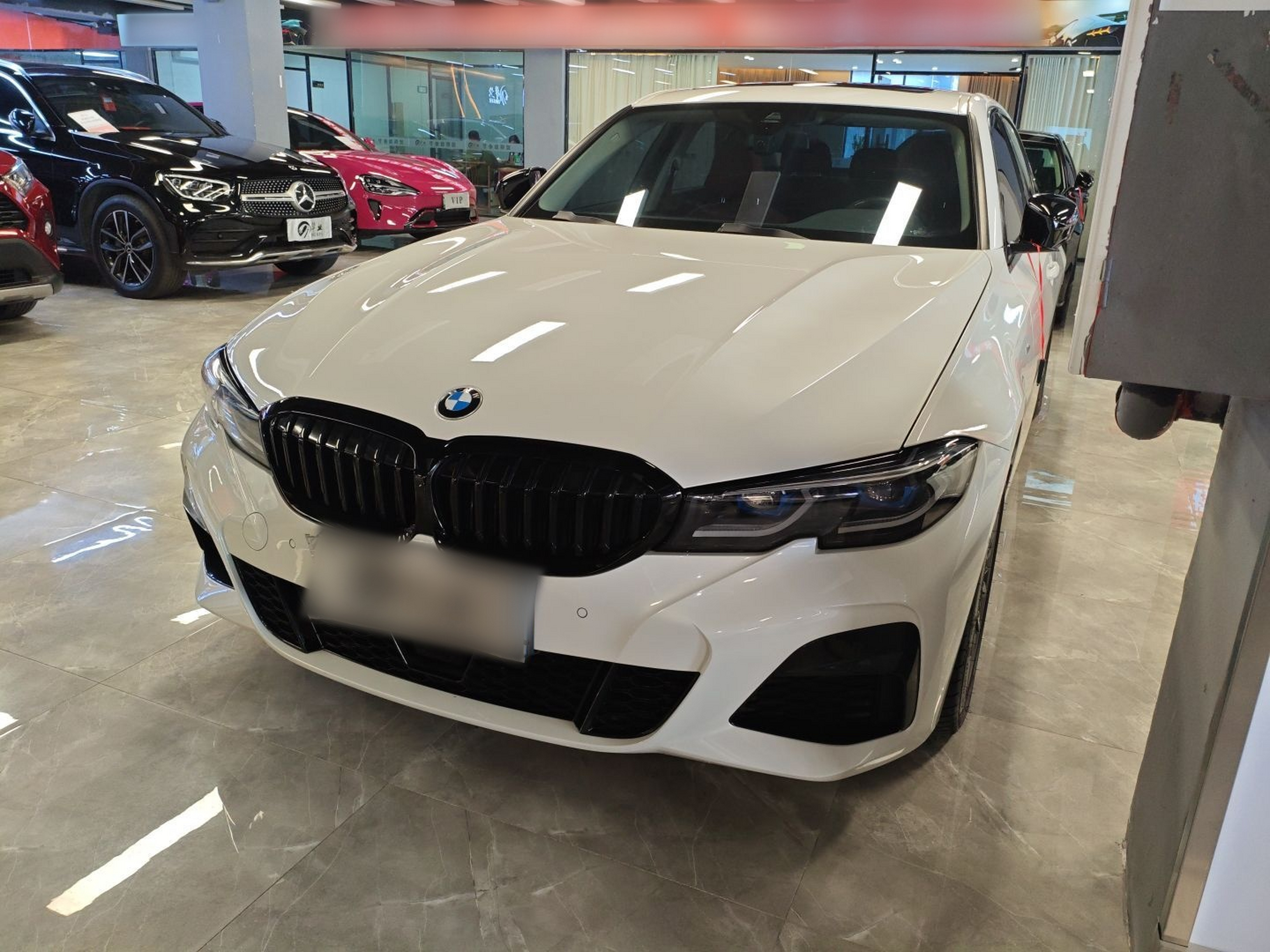 Под передней частью автомобиля