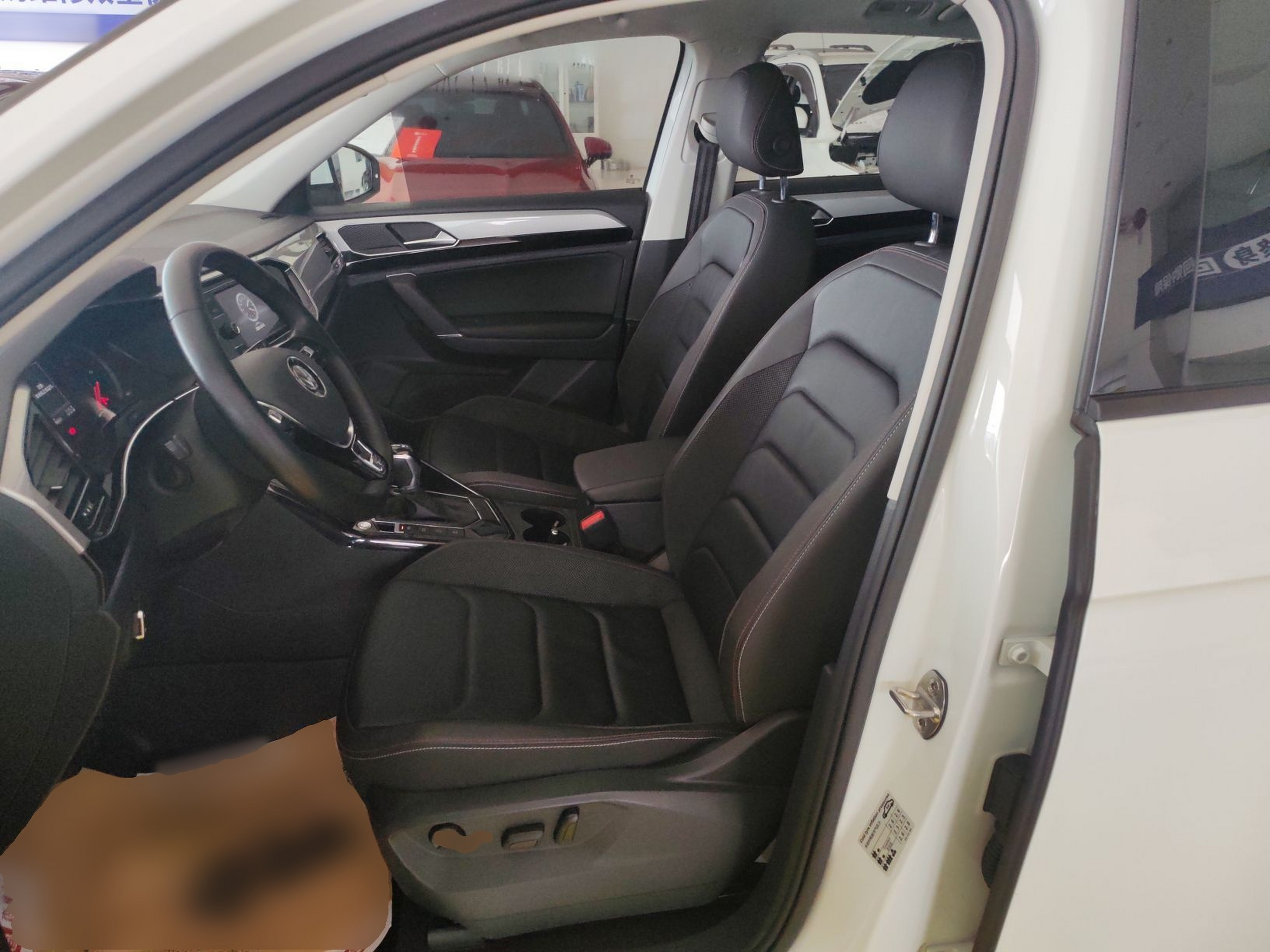 Переднее сиденье в автомобиле