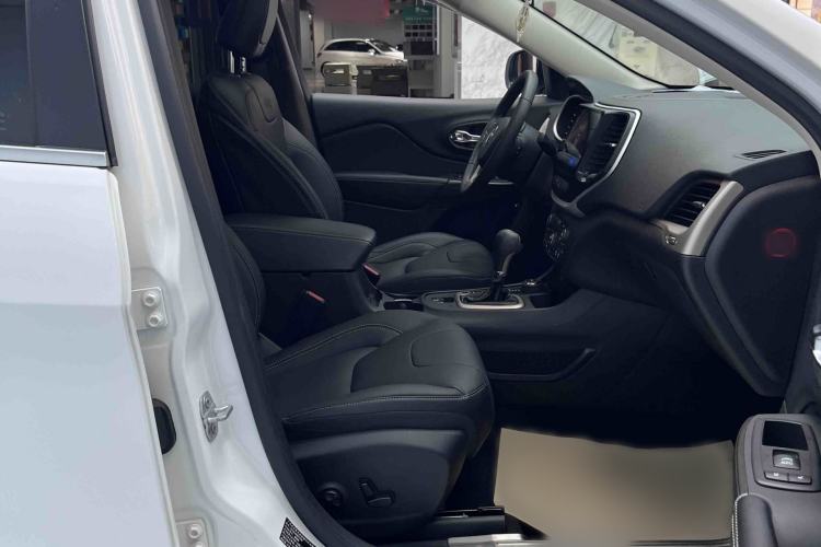 Used  Cherokee 2017 2.4L Professional Edition
