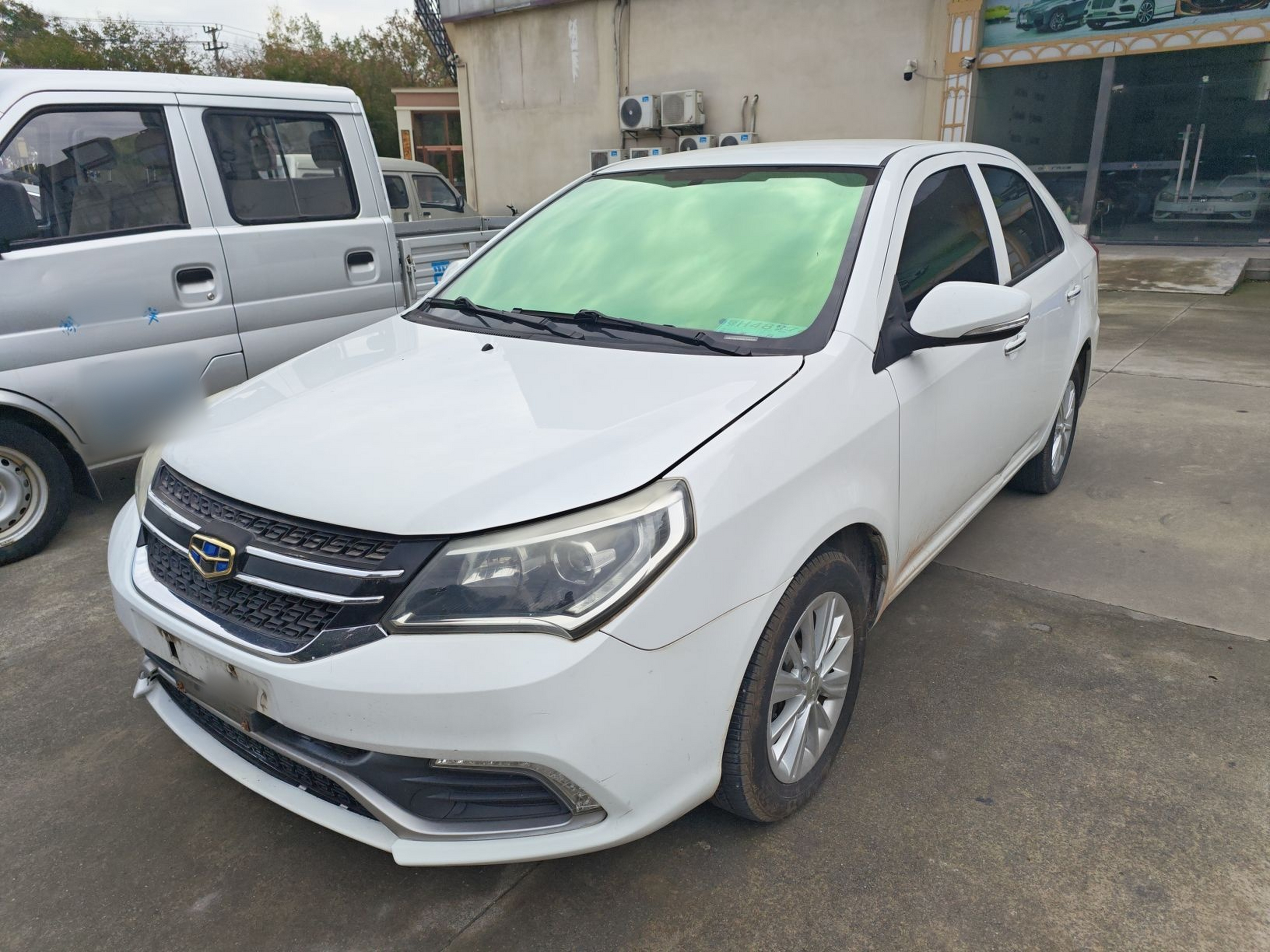 تحت مقدمة السيارة