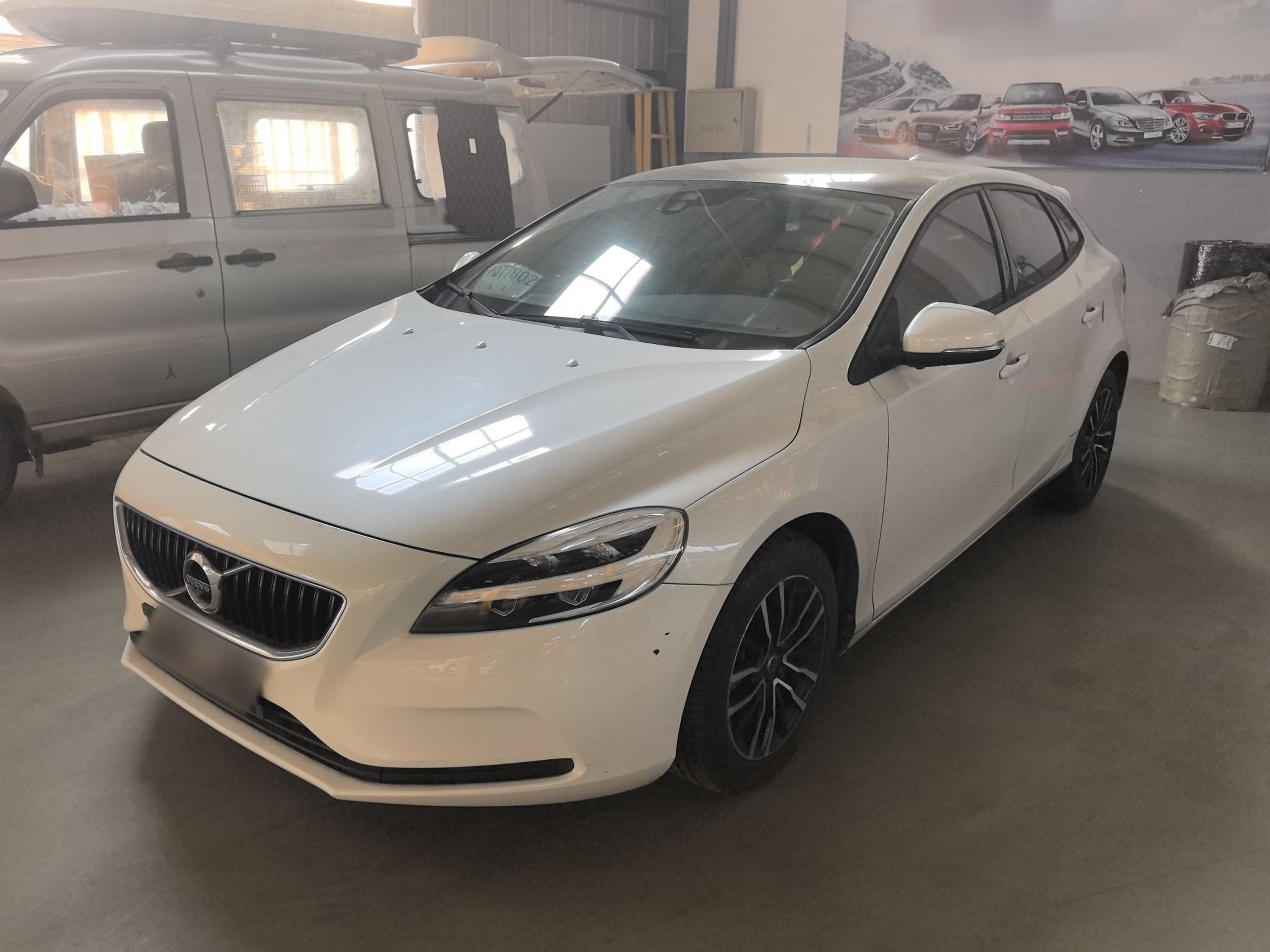 Под передней частью автомобиля