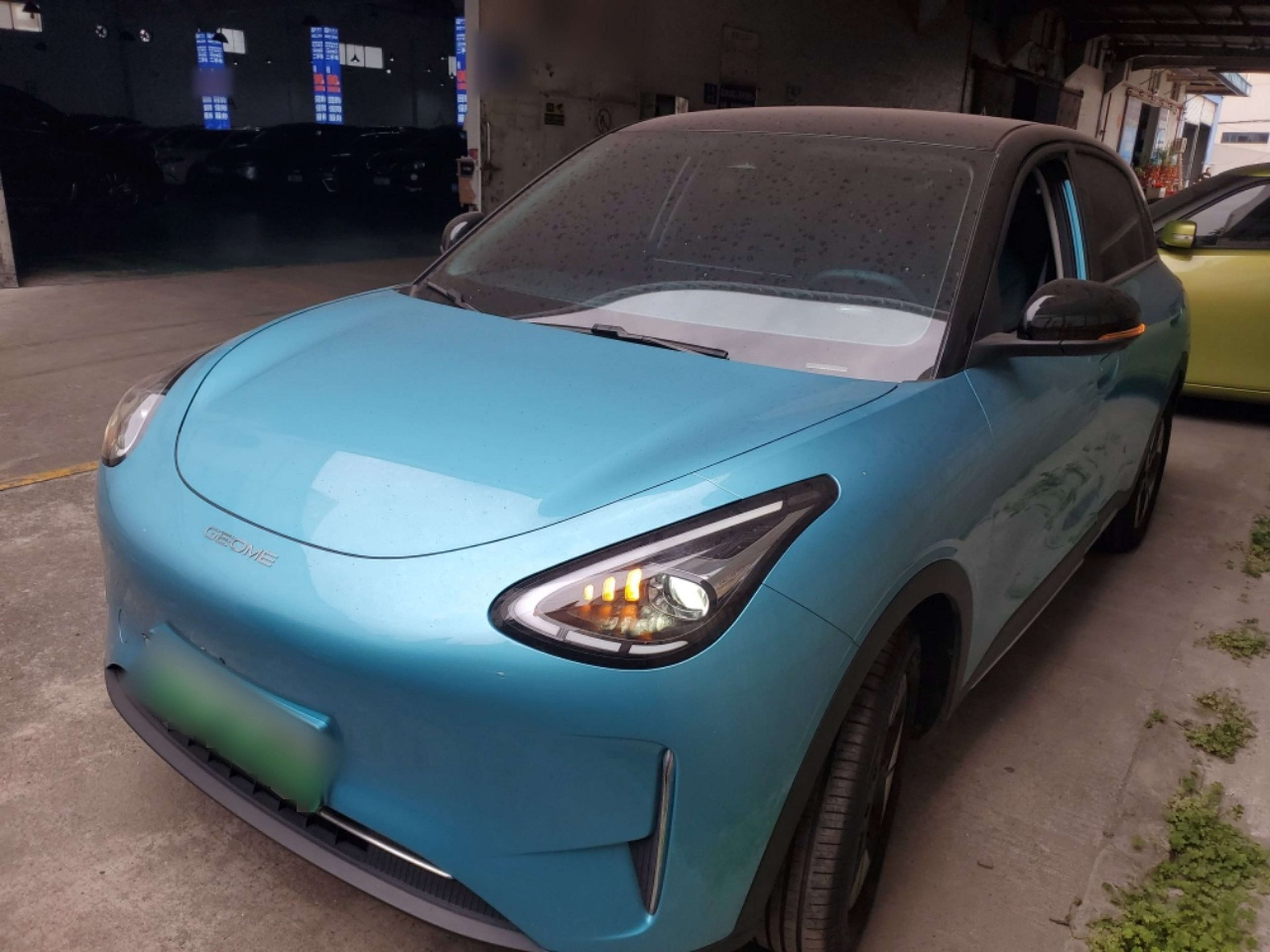 Под передней частью автомобиля