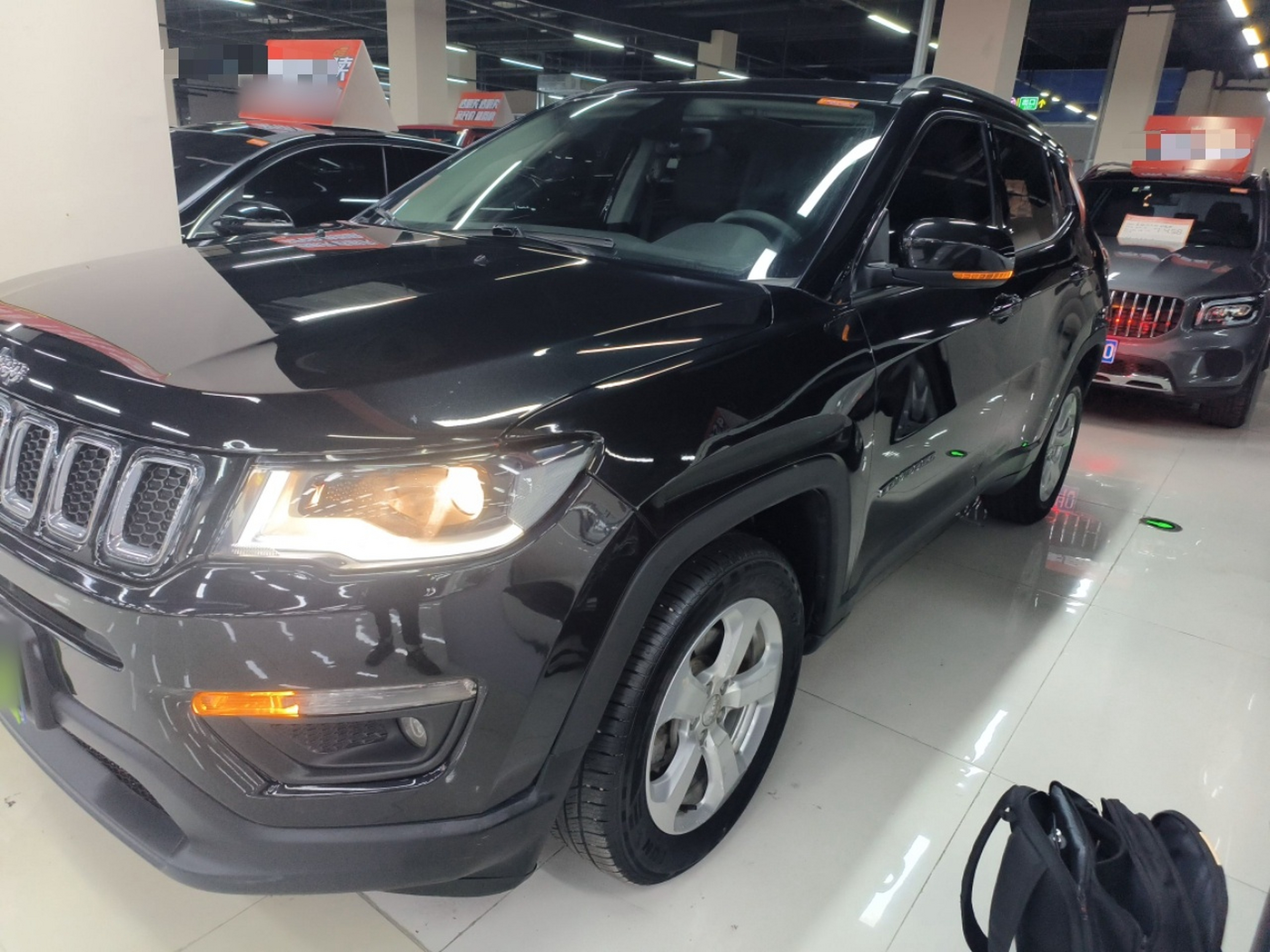 Под передней частью автомобиля