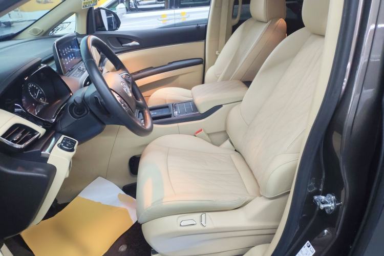 Used Buick GL8 2023 Facelifted Land Cruiser Executive Luxury Version
