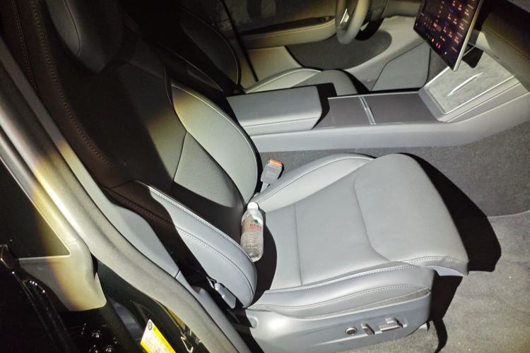 Used Tesla Model Y L 2025 Long-Range All-Wheel-Drive Version
