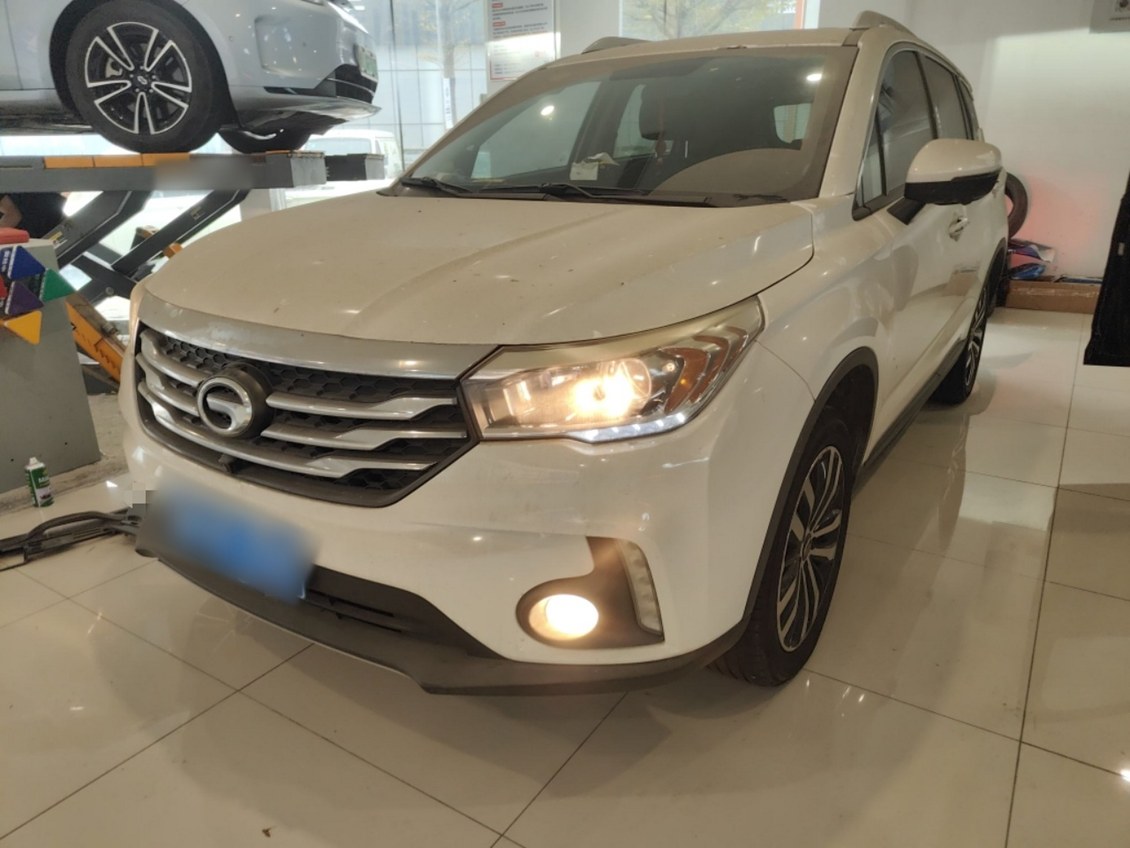 تحت مقدمة السيارة