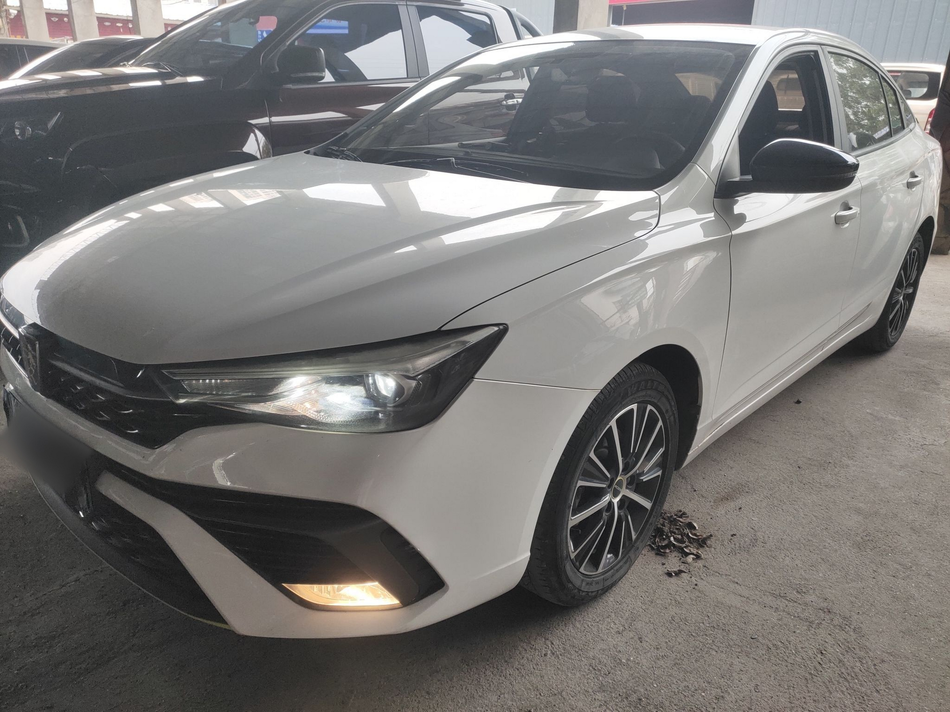 Под передней частью автомобиля