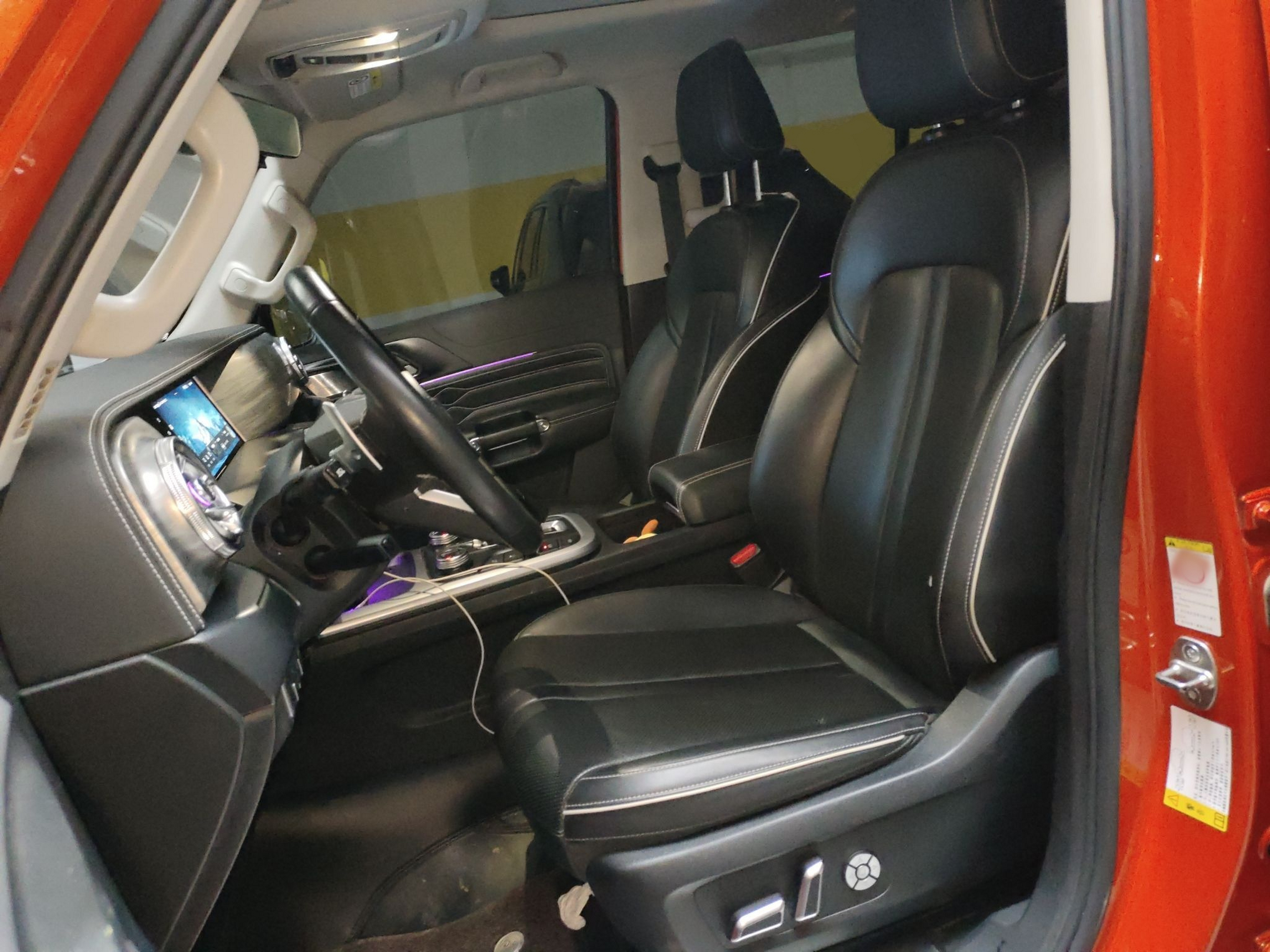 المقاعد الأمامية داخل السيارة