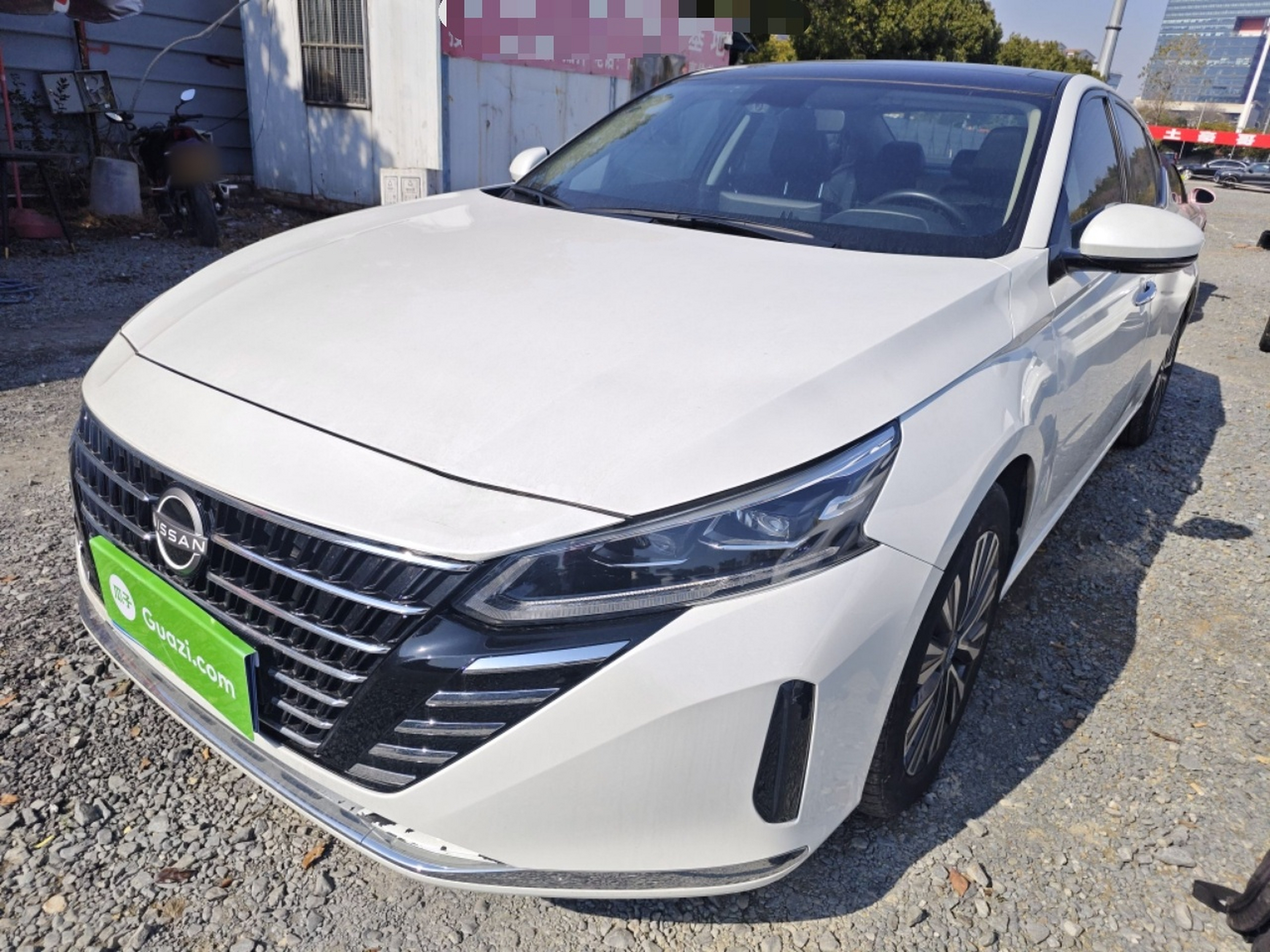 تحت مقدمة السيارة