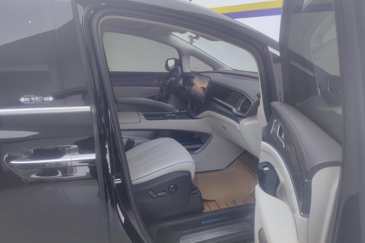 Used Denza D9 2024 DM-i 1050 Luxury Model