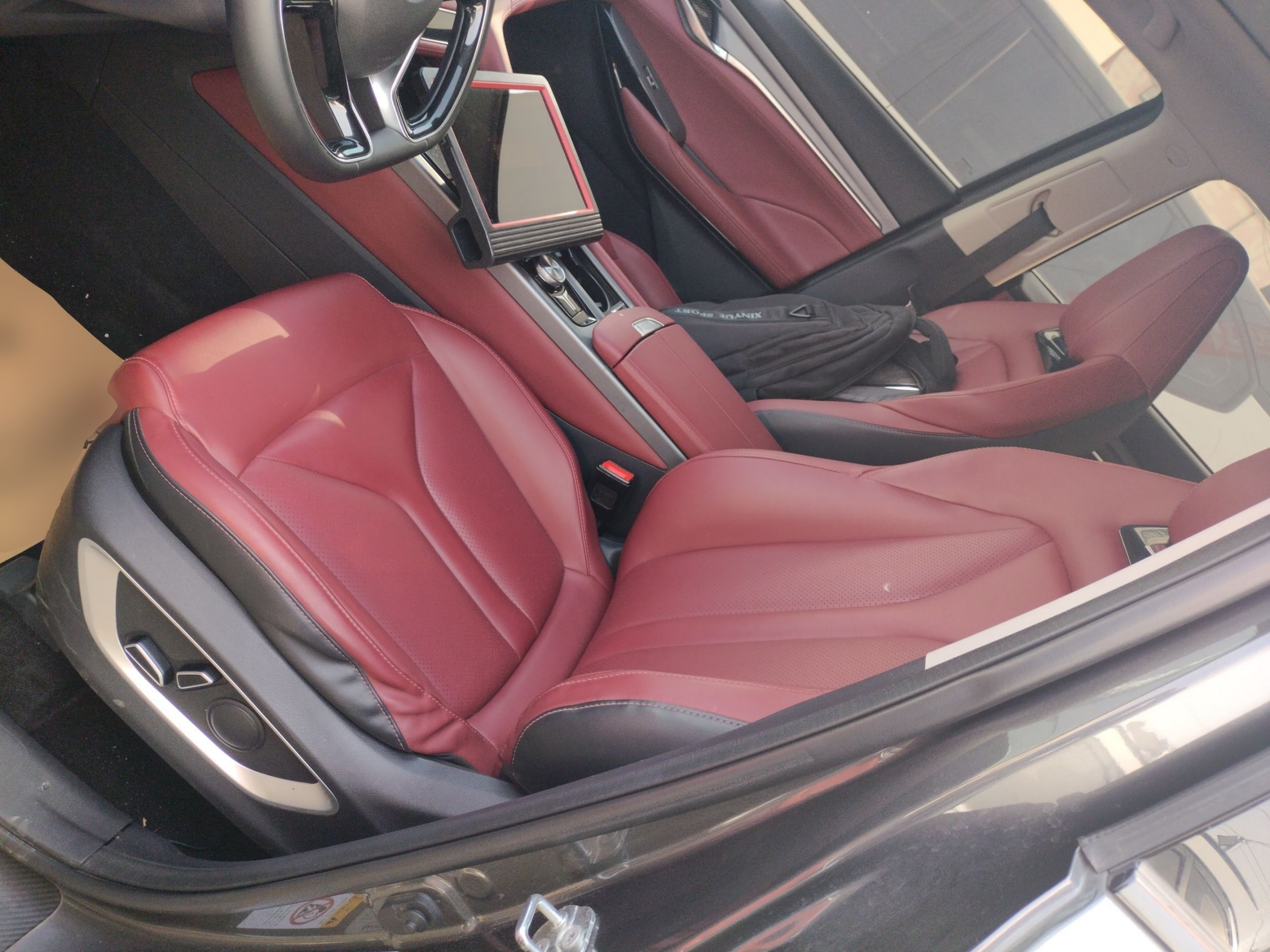 Переднее сиденье в автомобиле