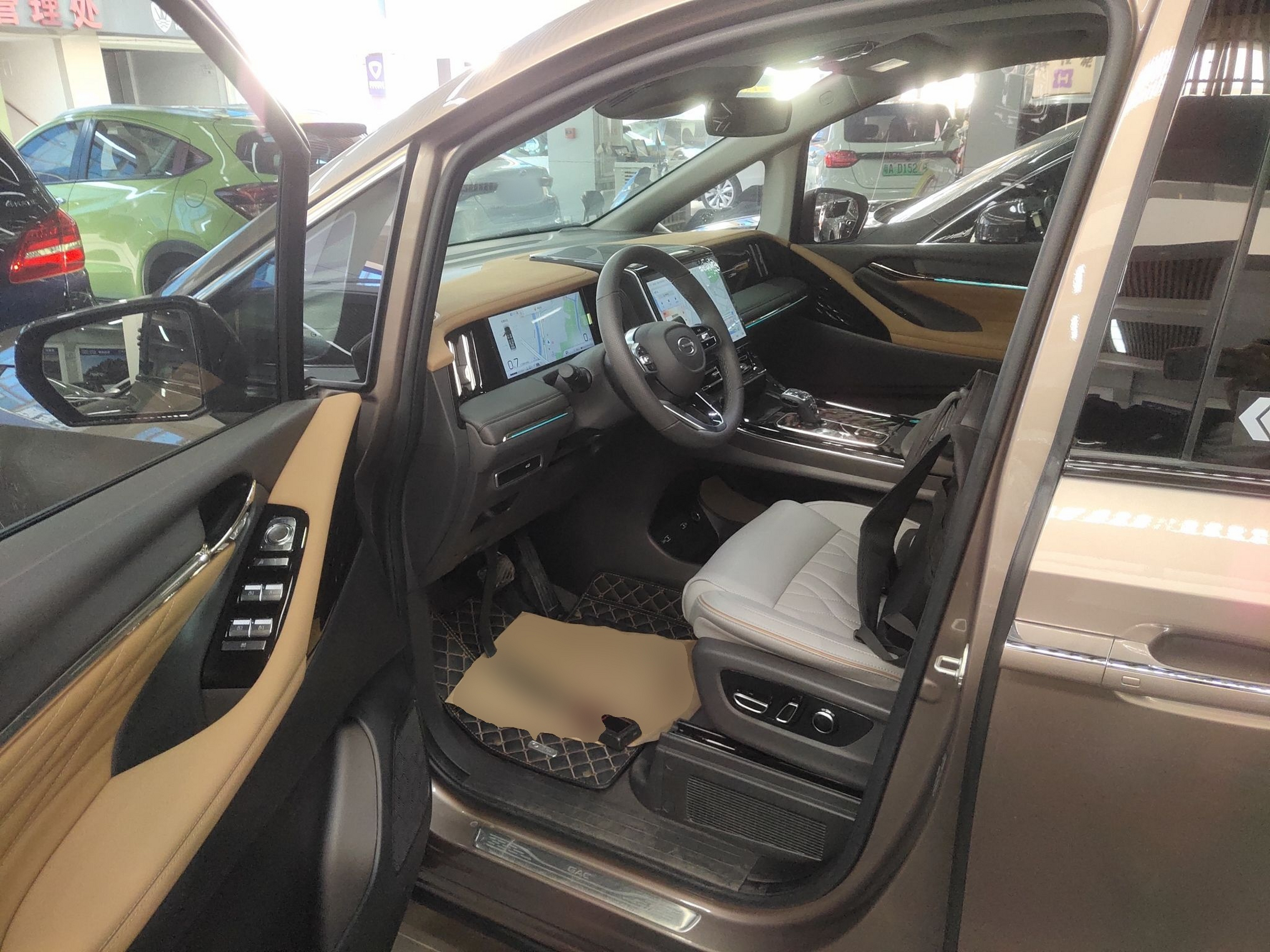 Переднее сиденье в автомобиле