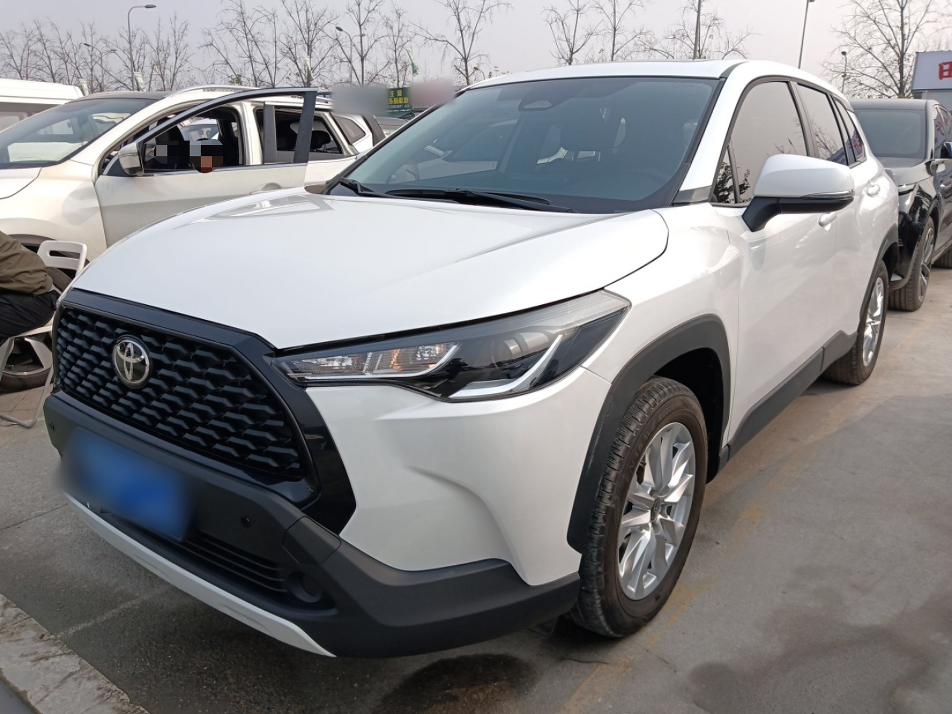 تحت مقدمة السيارة