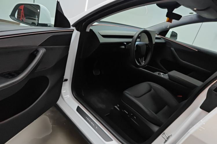 Used Tesla Model Y 2025 Long-Range All-Wheel-Drive Version