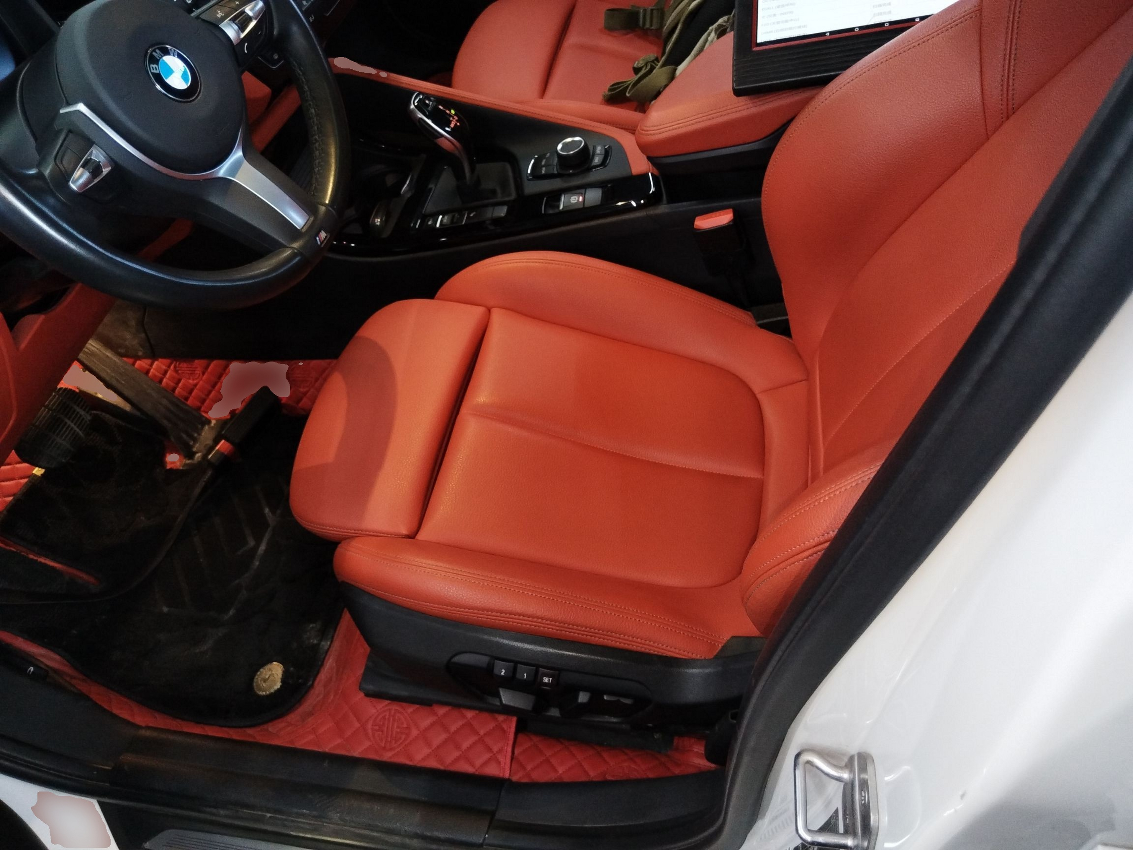 Переднее сиденье в автомобиле