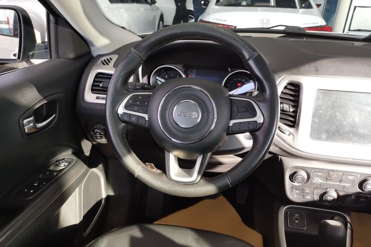 Used  Compass 2017 200T Automatic Family Edition
