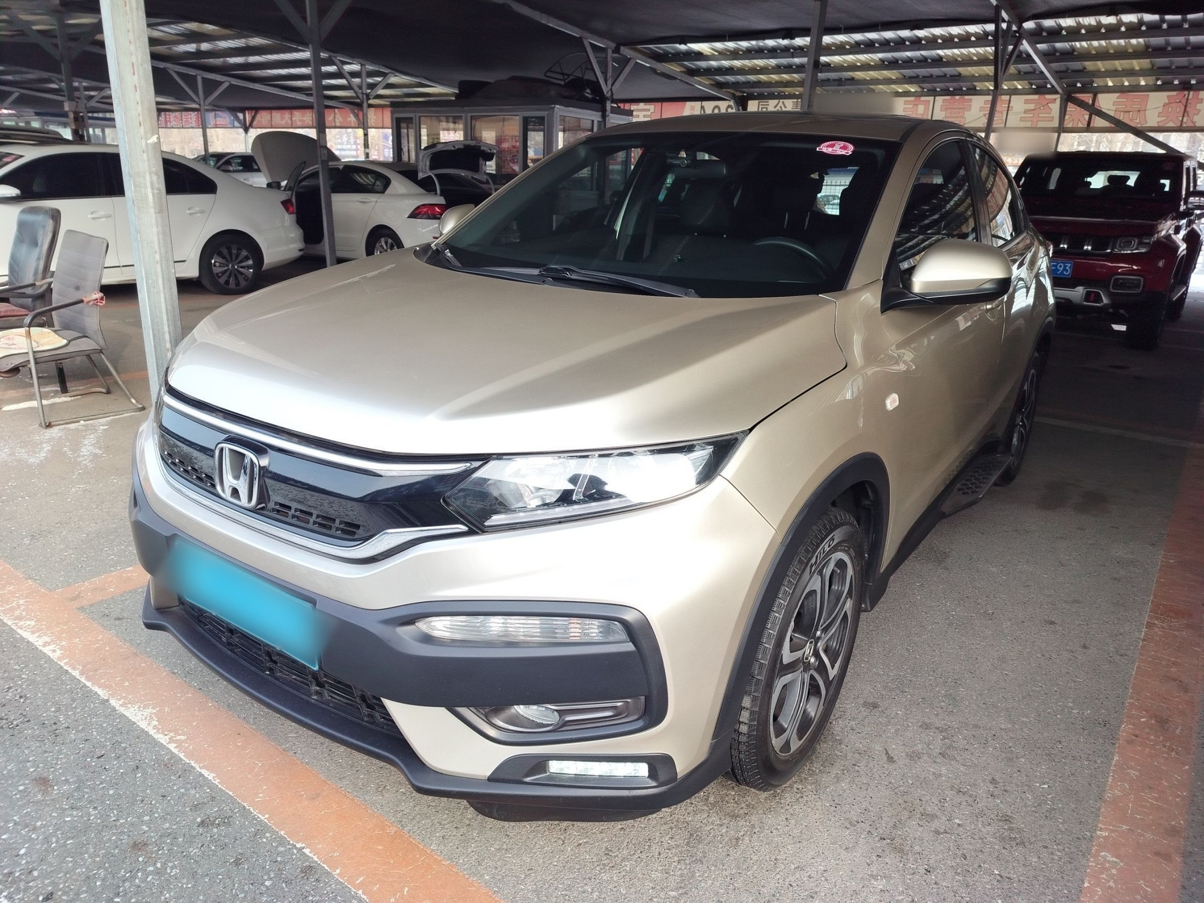 Под передней частью автомобиля