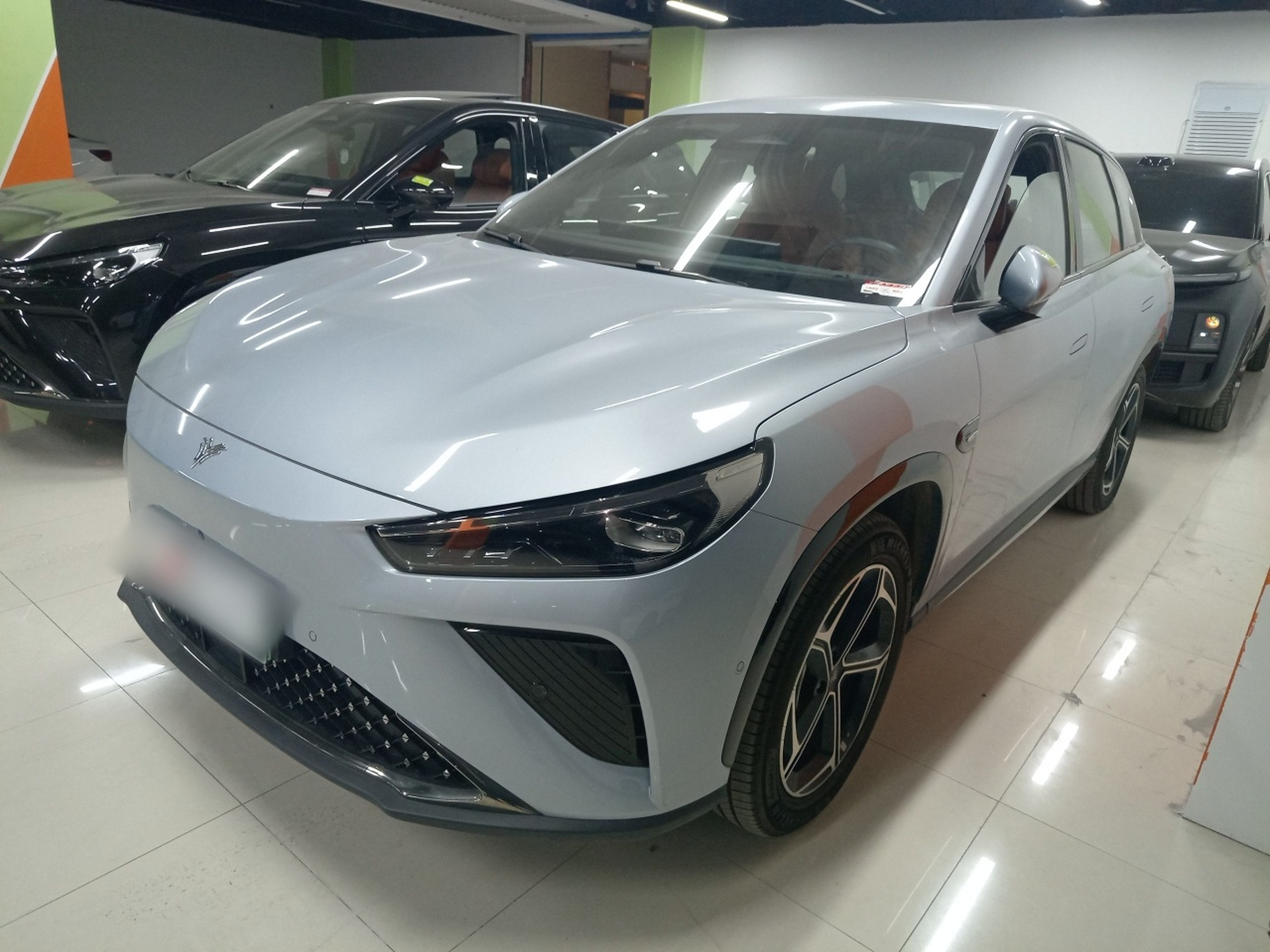 Под передней частью автомобиля