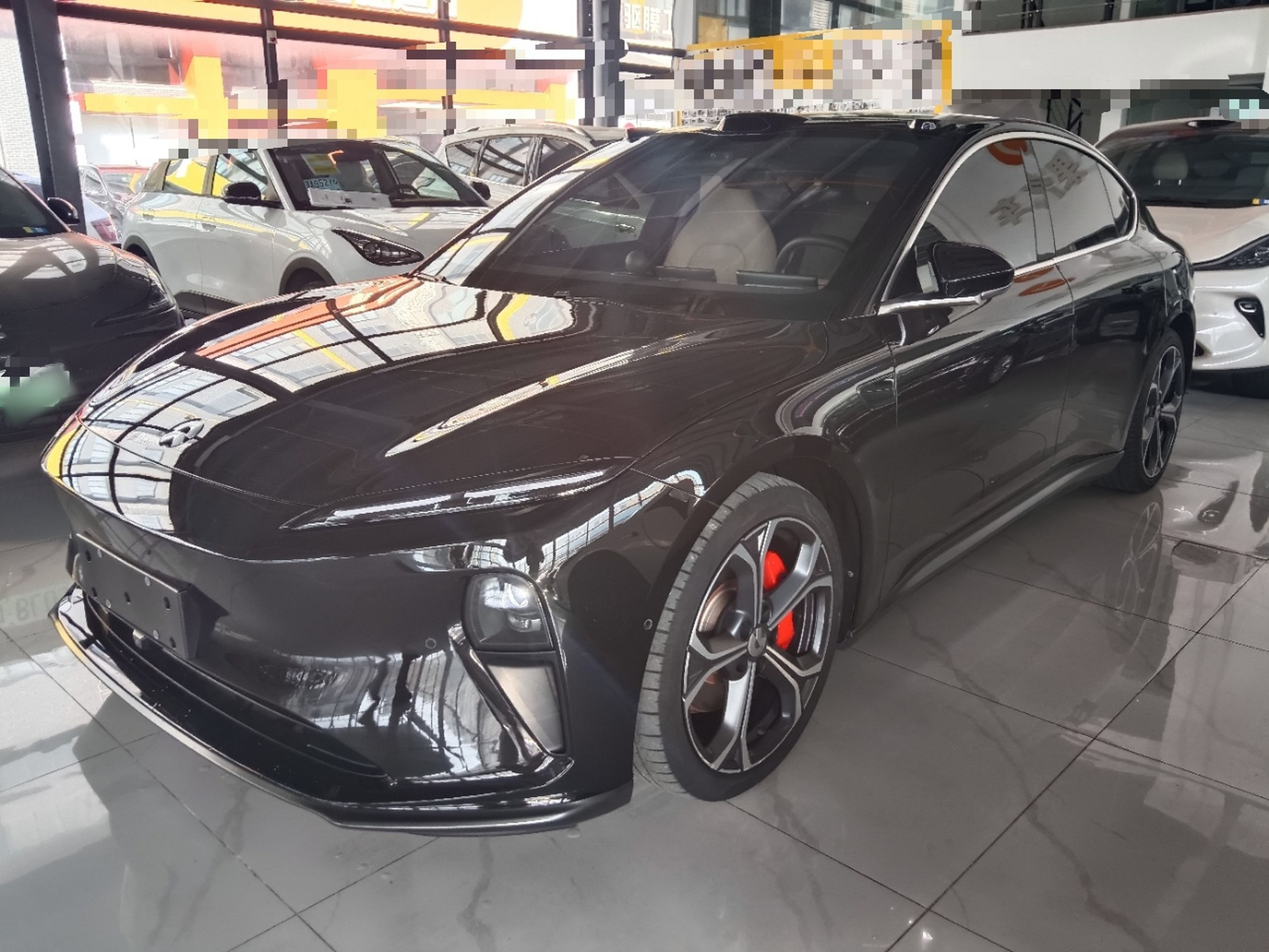 تحت مقدمة السيارة