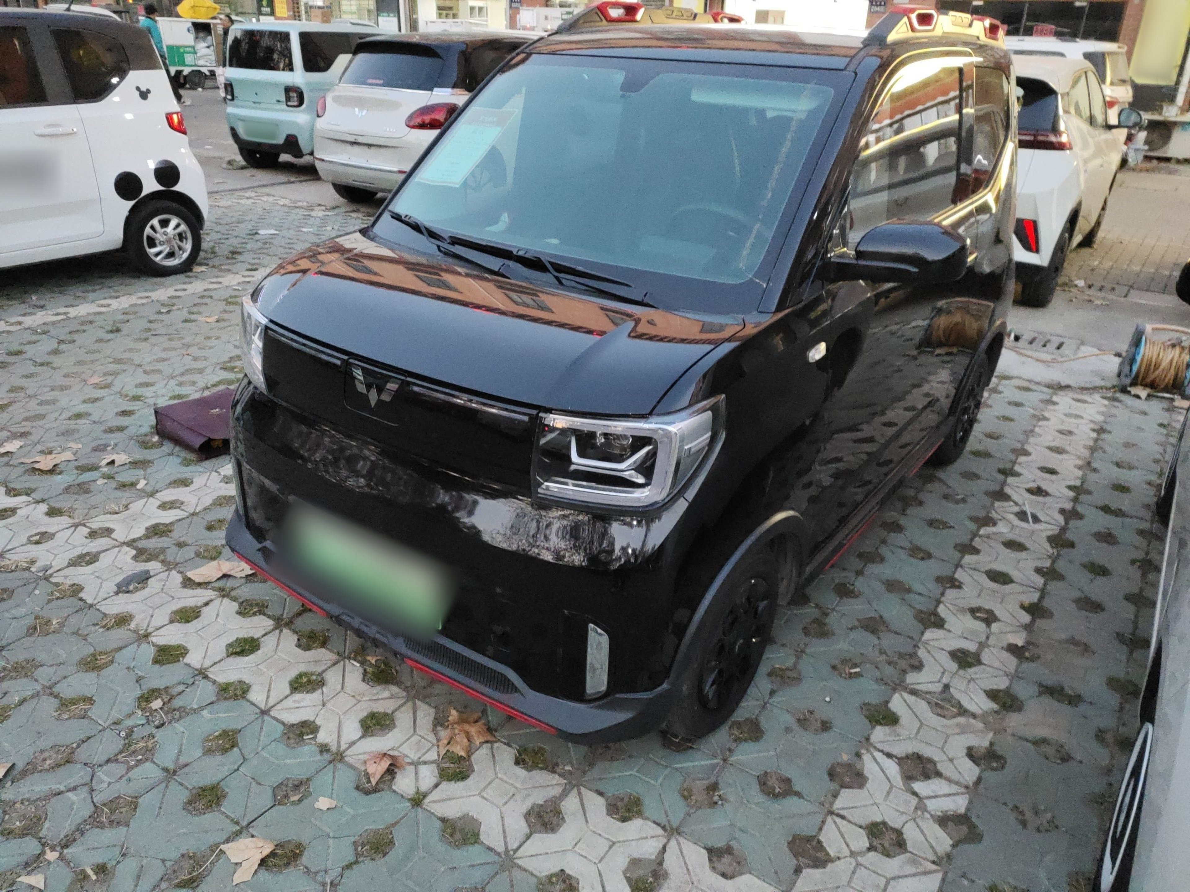 تحت مقدمة السيارة