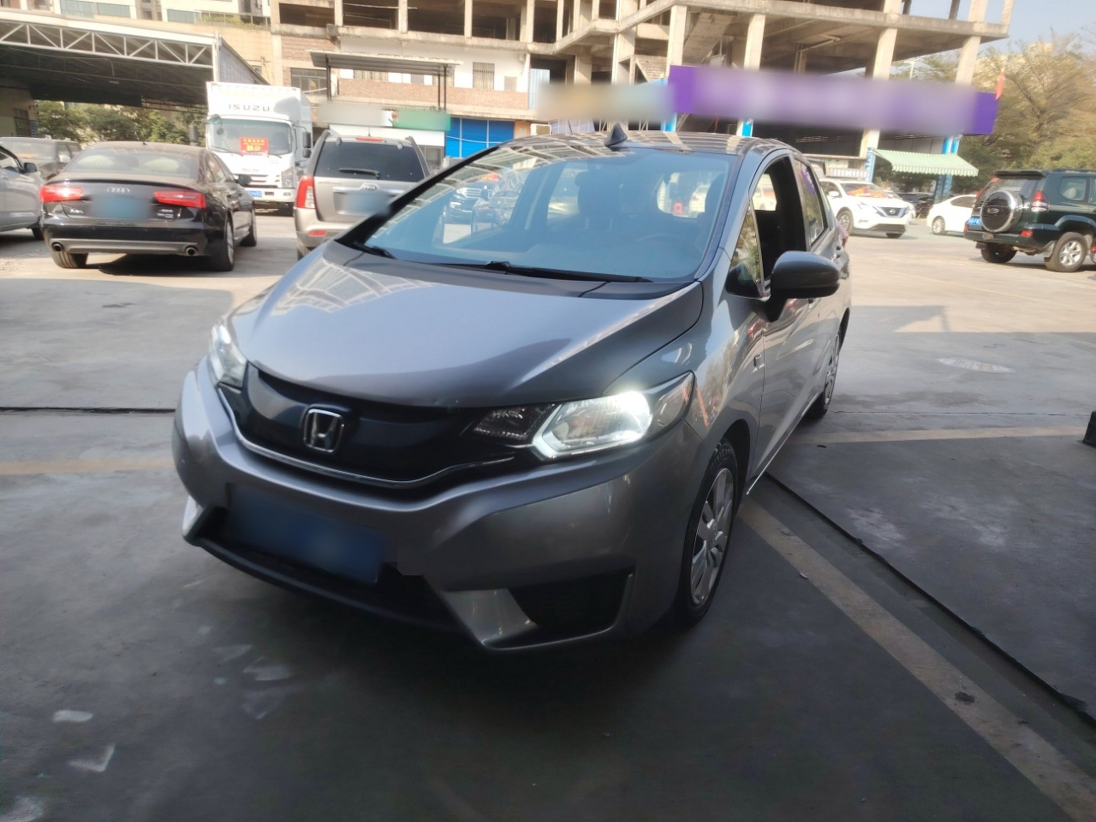 تحت مقدمة السيارة