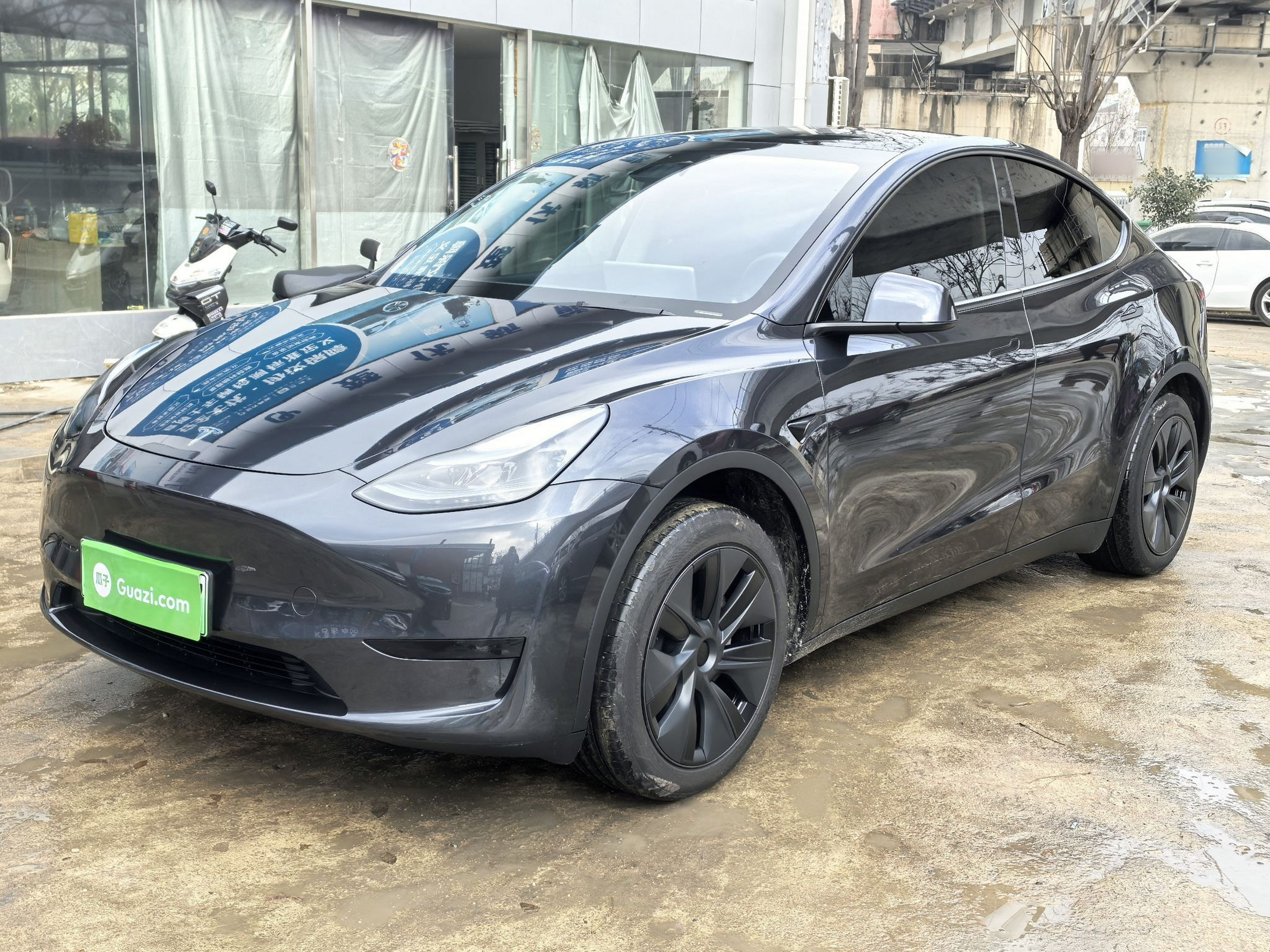 تحت مقدمة السيارة