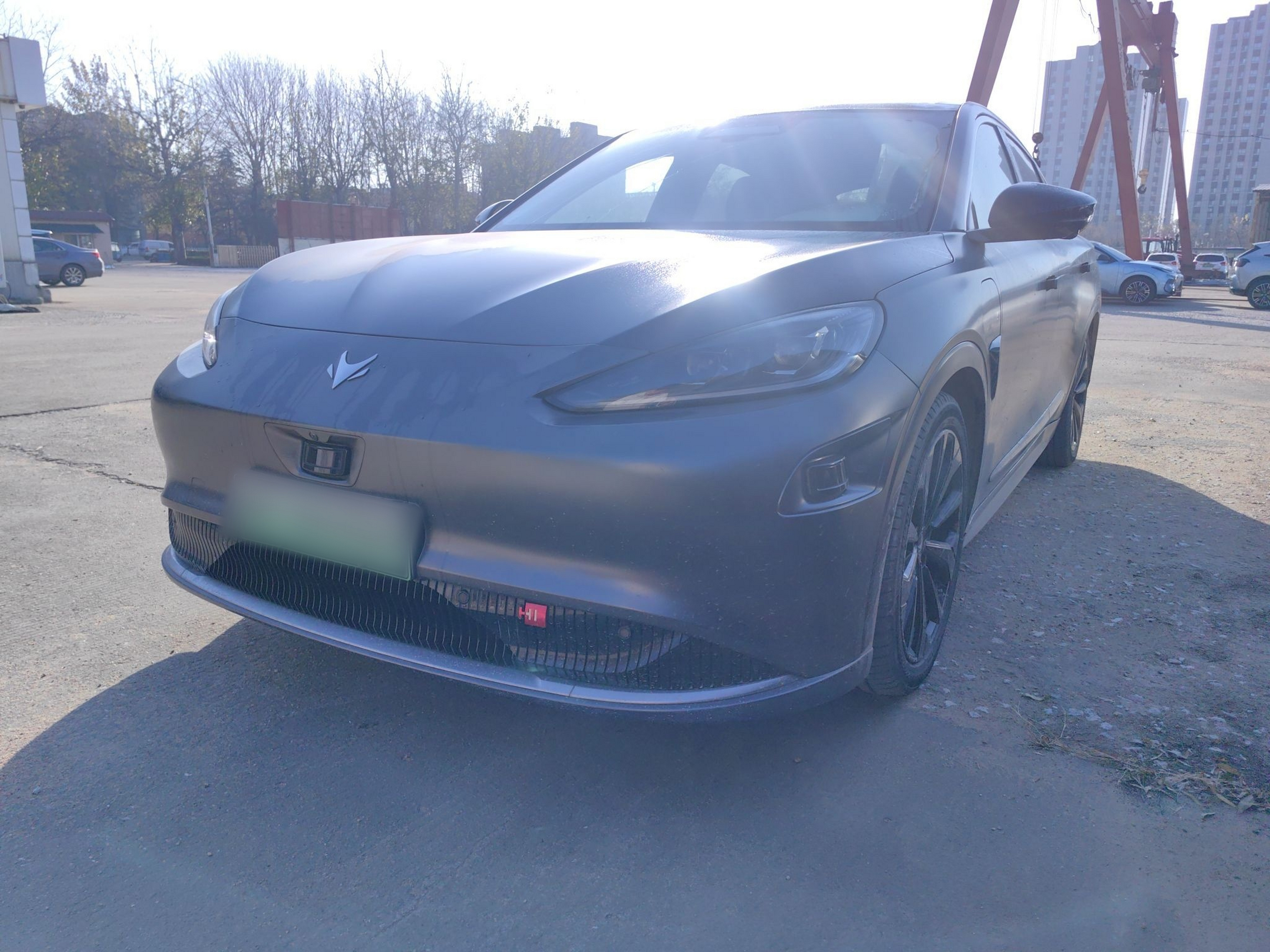 Под передней частью автомобиля