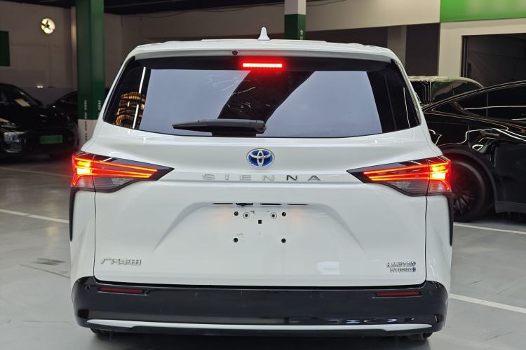 Used Toyota Sienna 2023 2.5L Hybrid Deluxe Edition
