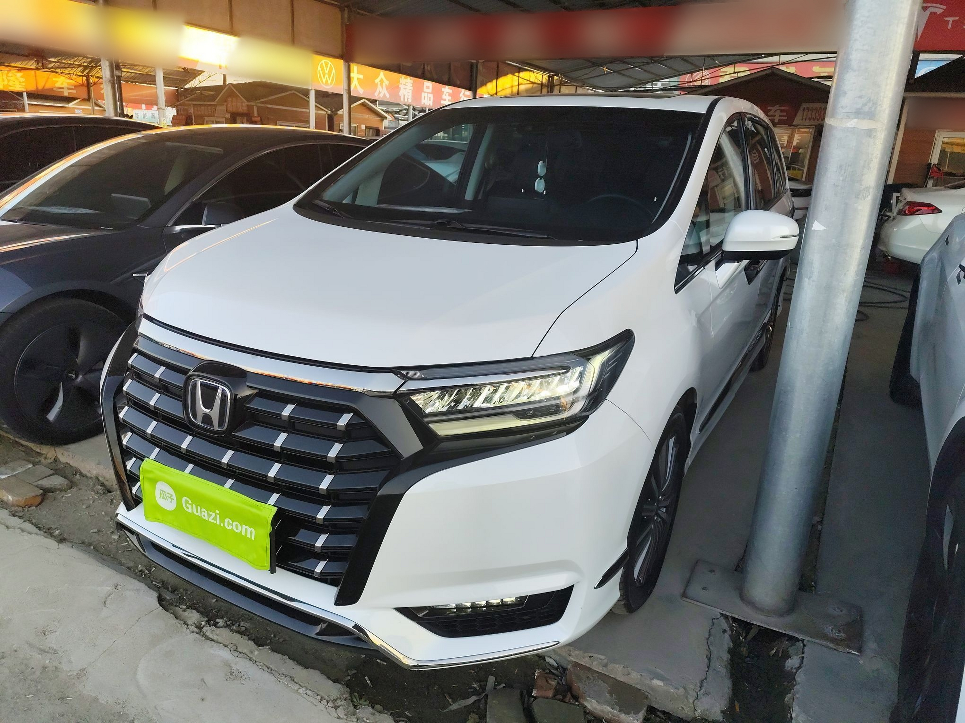 تحت مقدمة السيارة