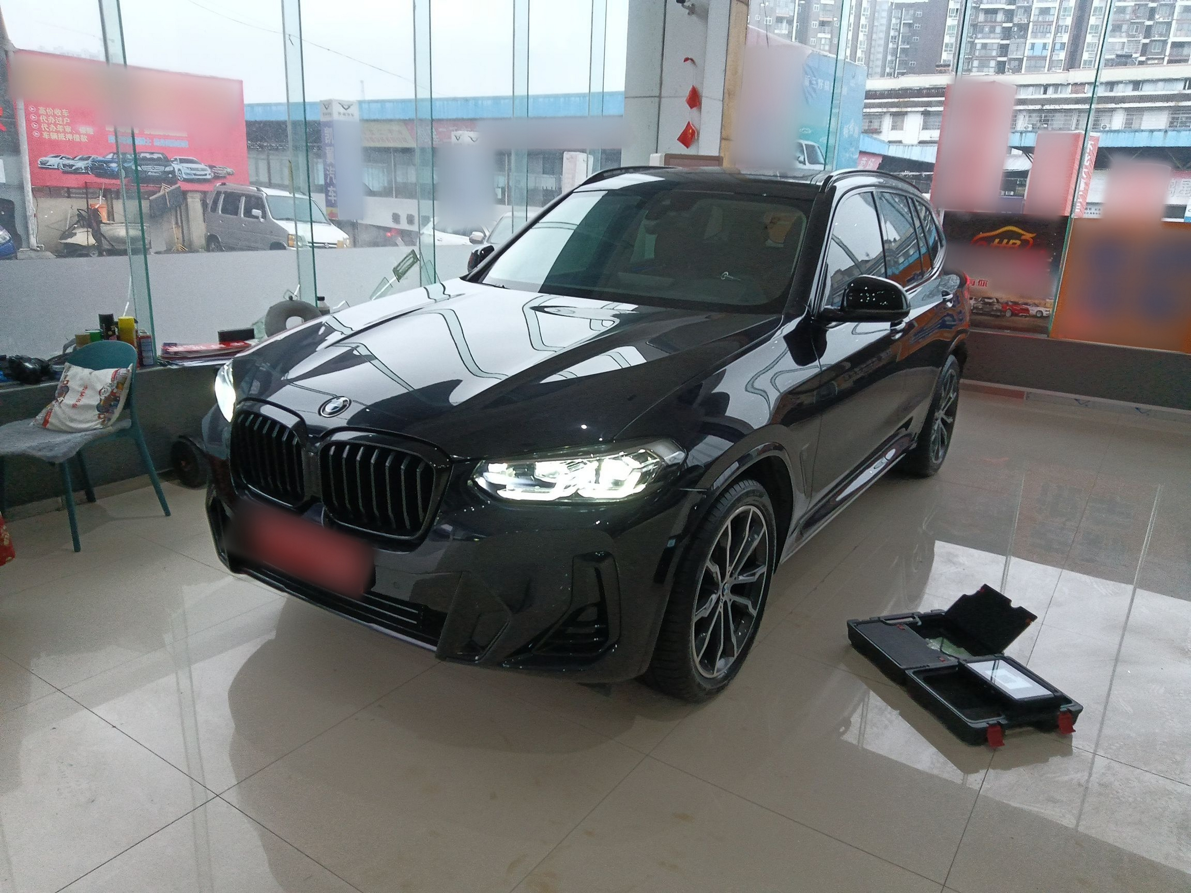 Под передней частью автомобиля