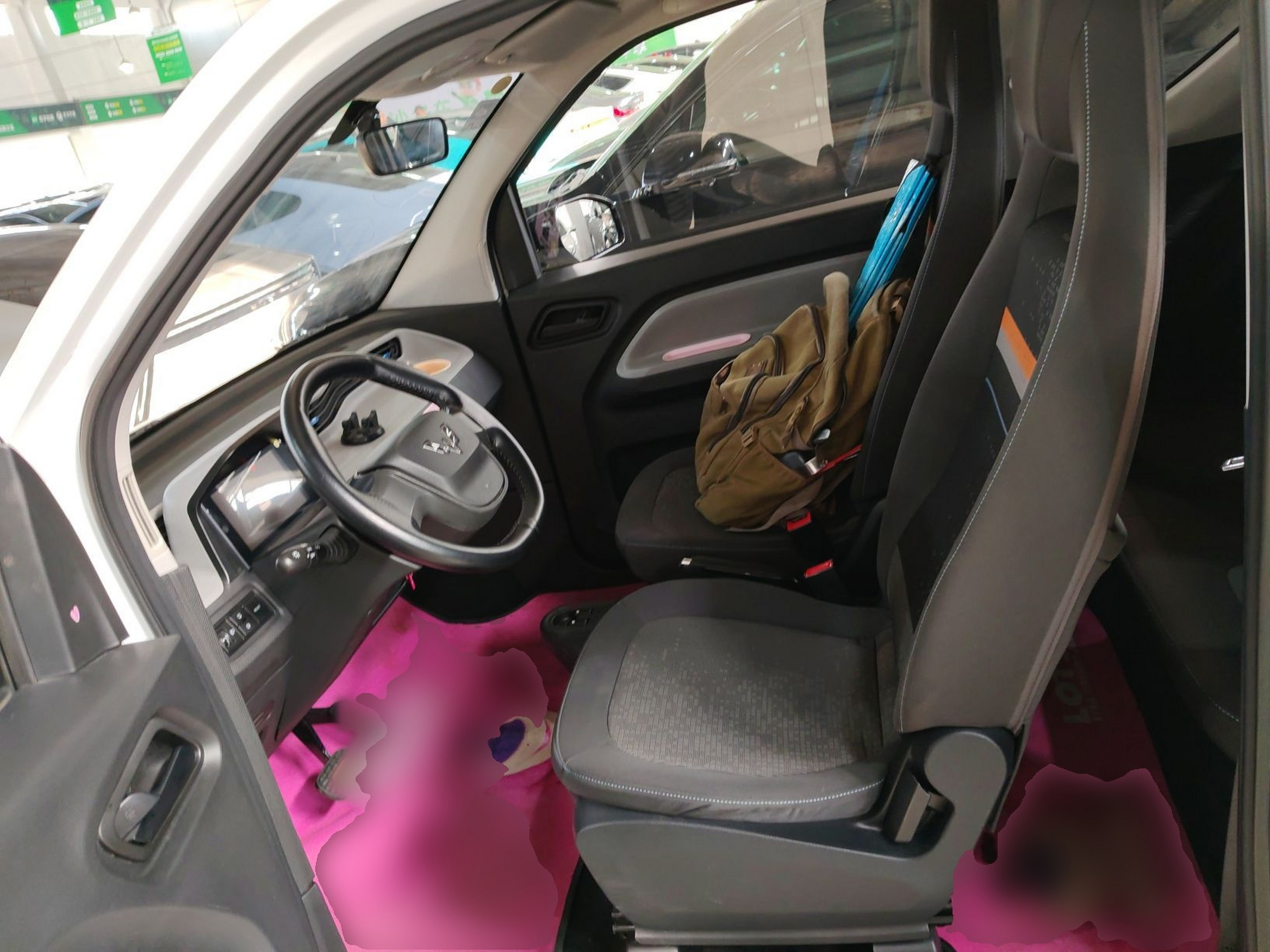 Переднее сиденье в автомобиле