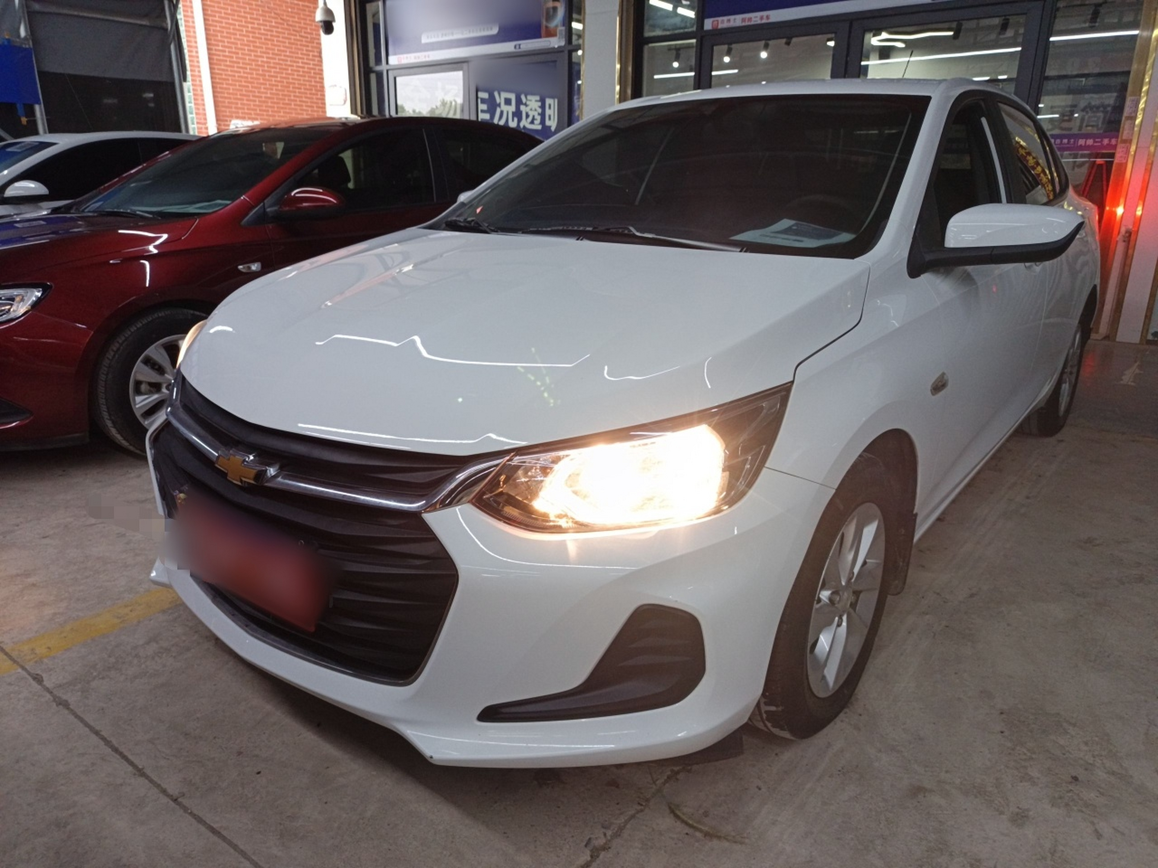 تحت مقدمة السيارة