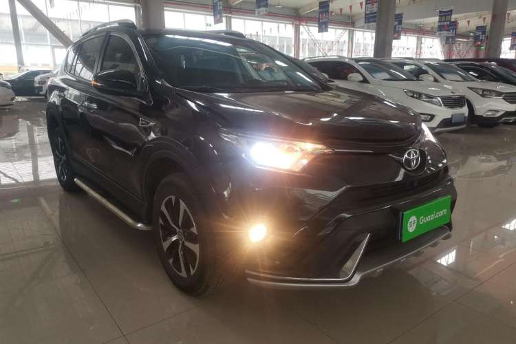 Used Toyota RAV4 2016 2.0L CVT Two-Wheel Drive Fashion Edition China V Standard
