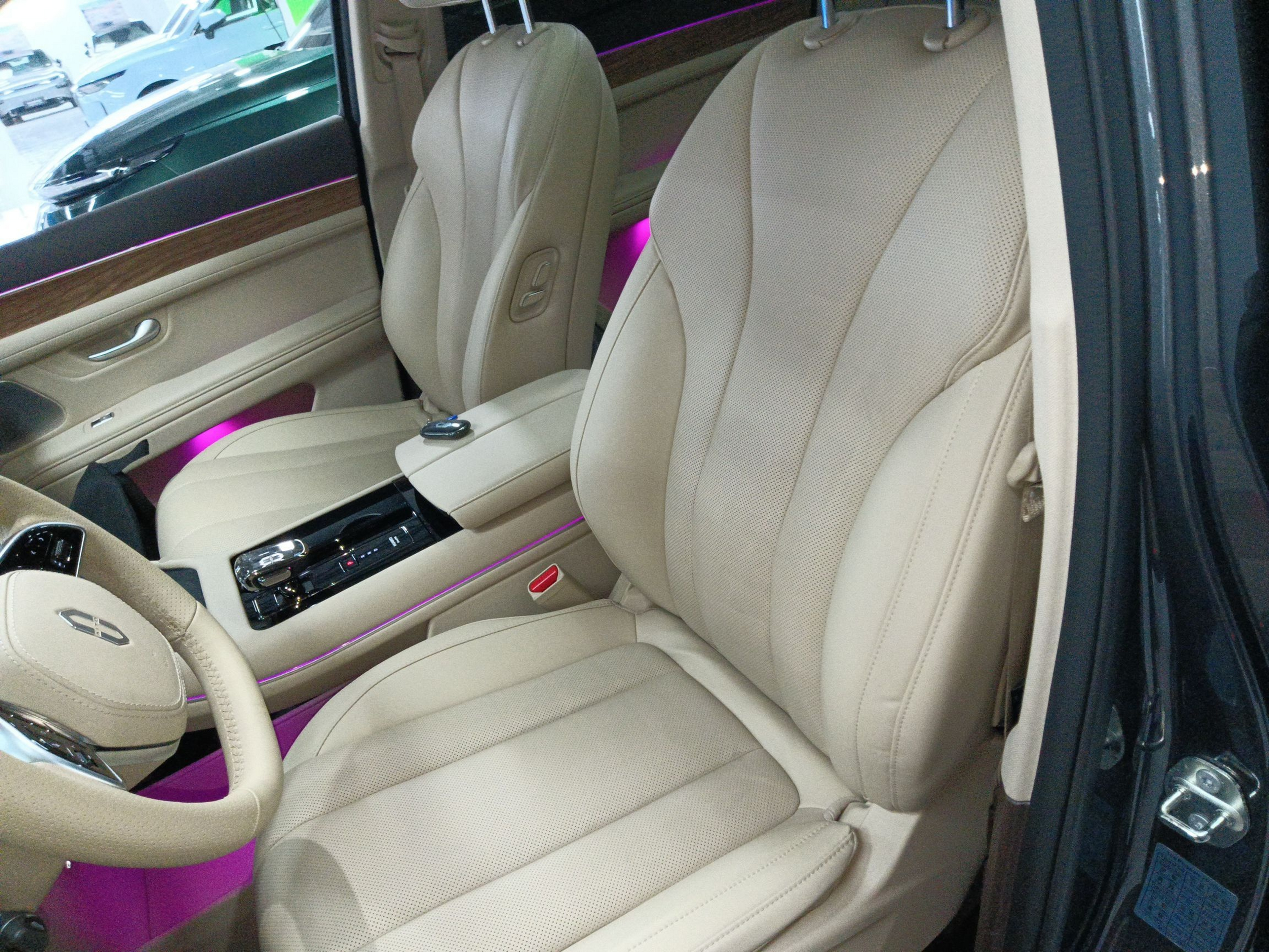 المقاعد الأمامية داخل السيارة