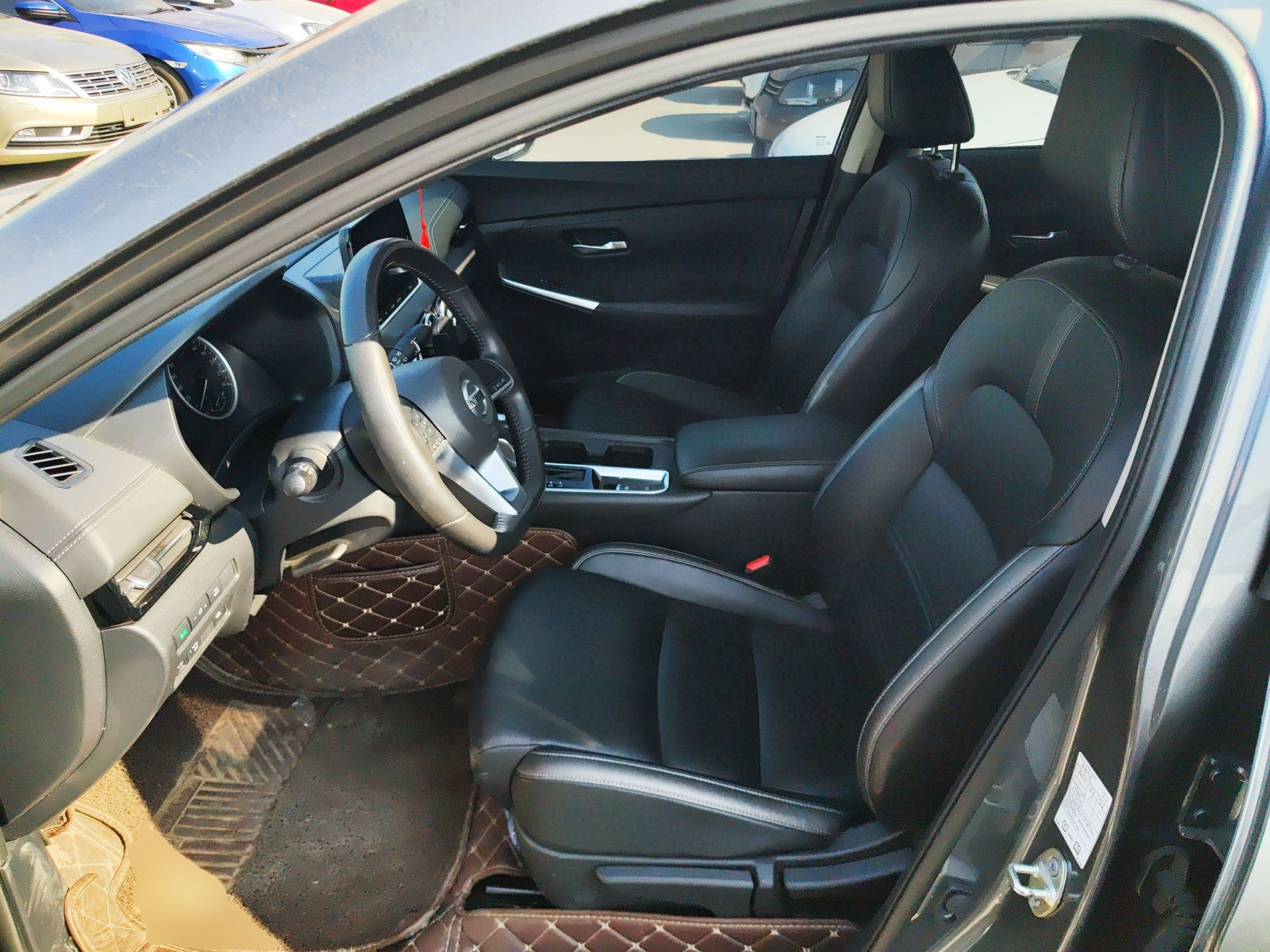 المقاعد الأمامية داخل السيارة