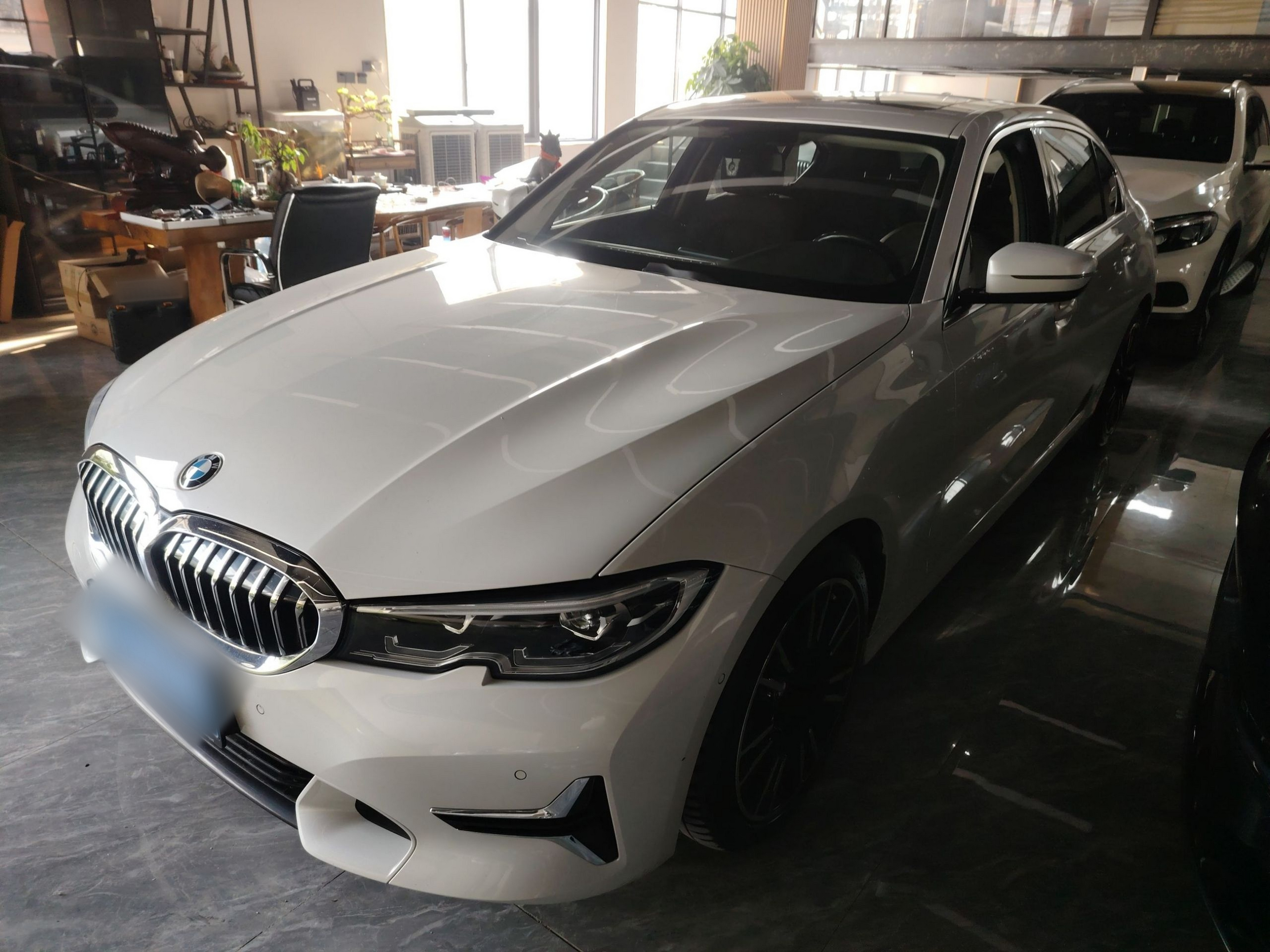 تحت مقدمة السيارة