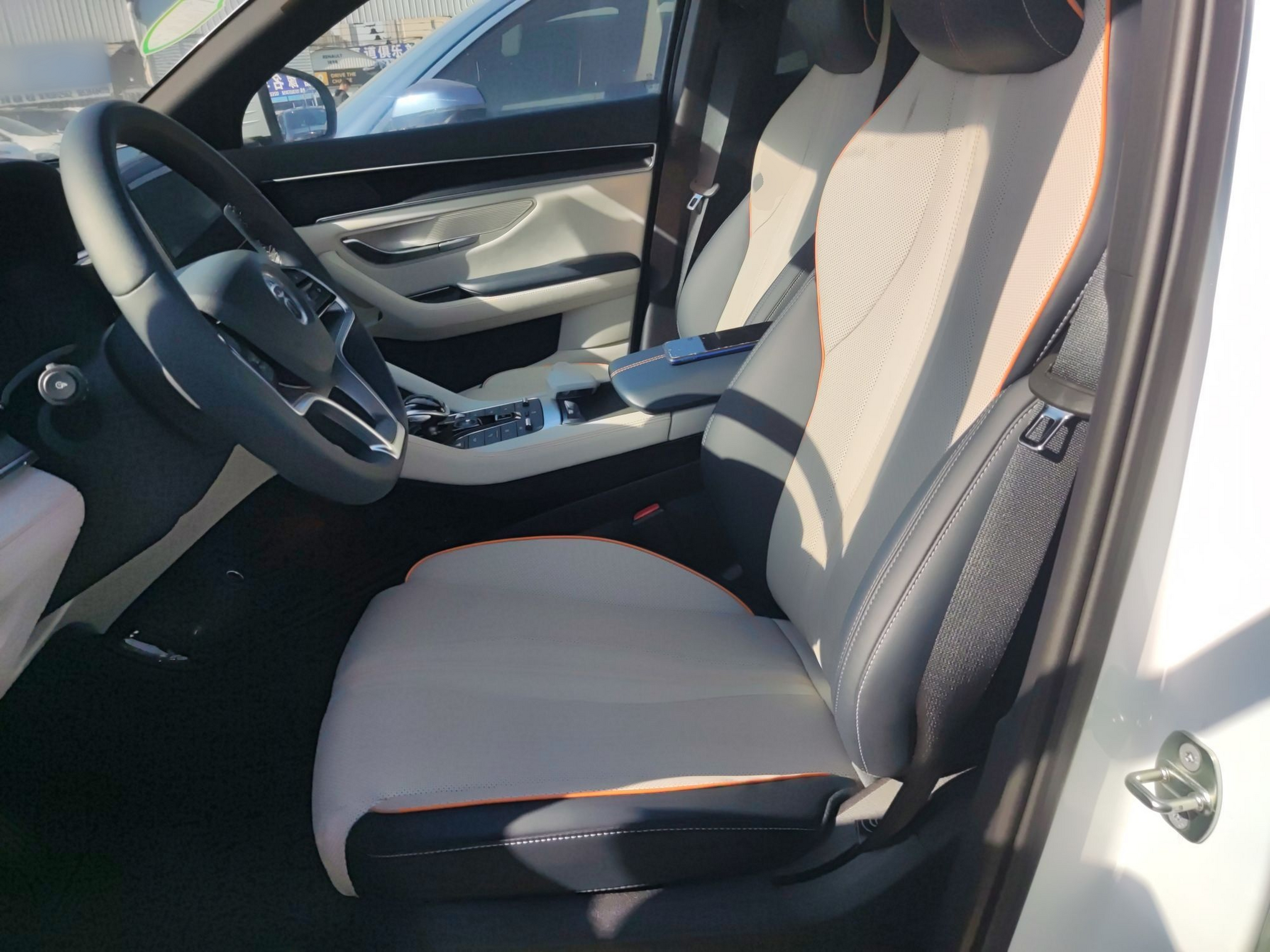 Переднее сиденье в автомобиле