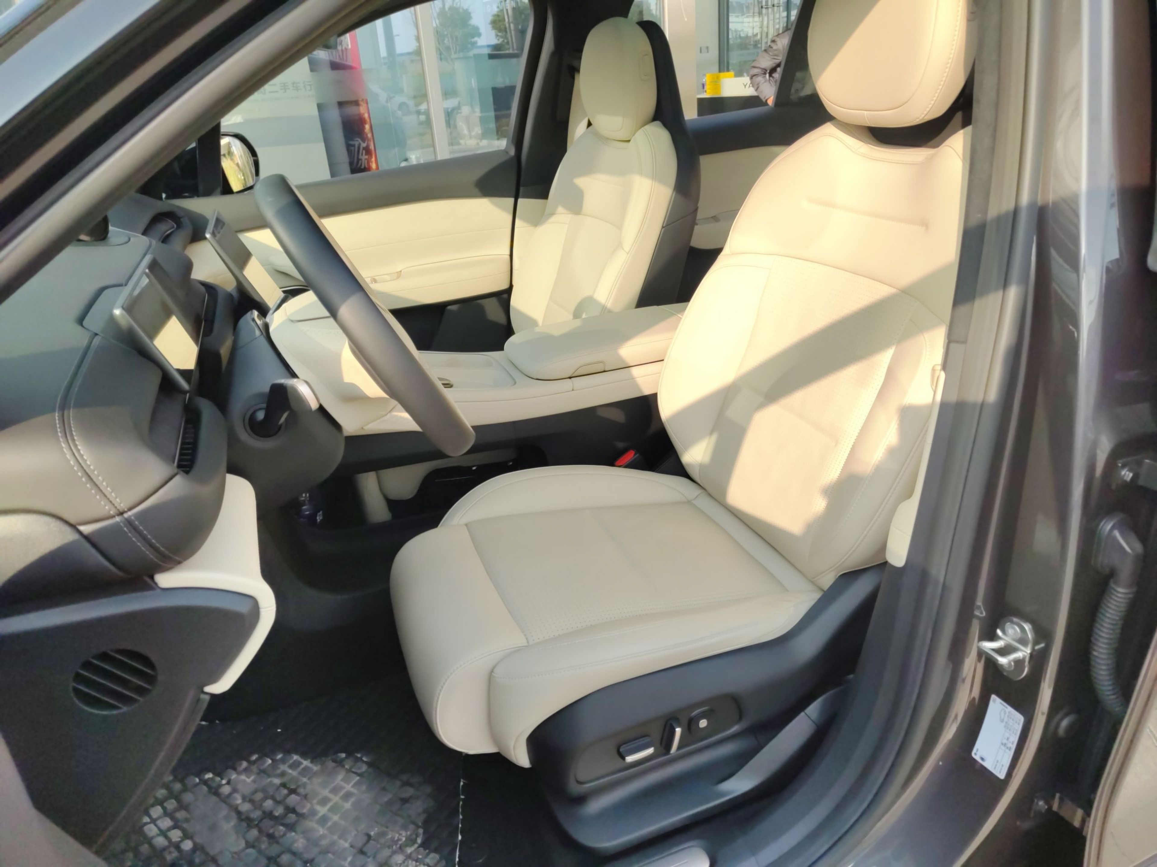 Переднее сиденье в автомобиле