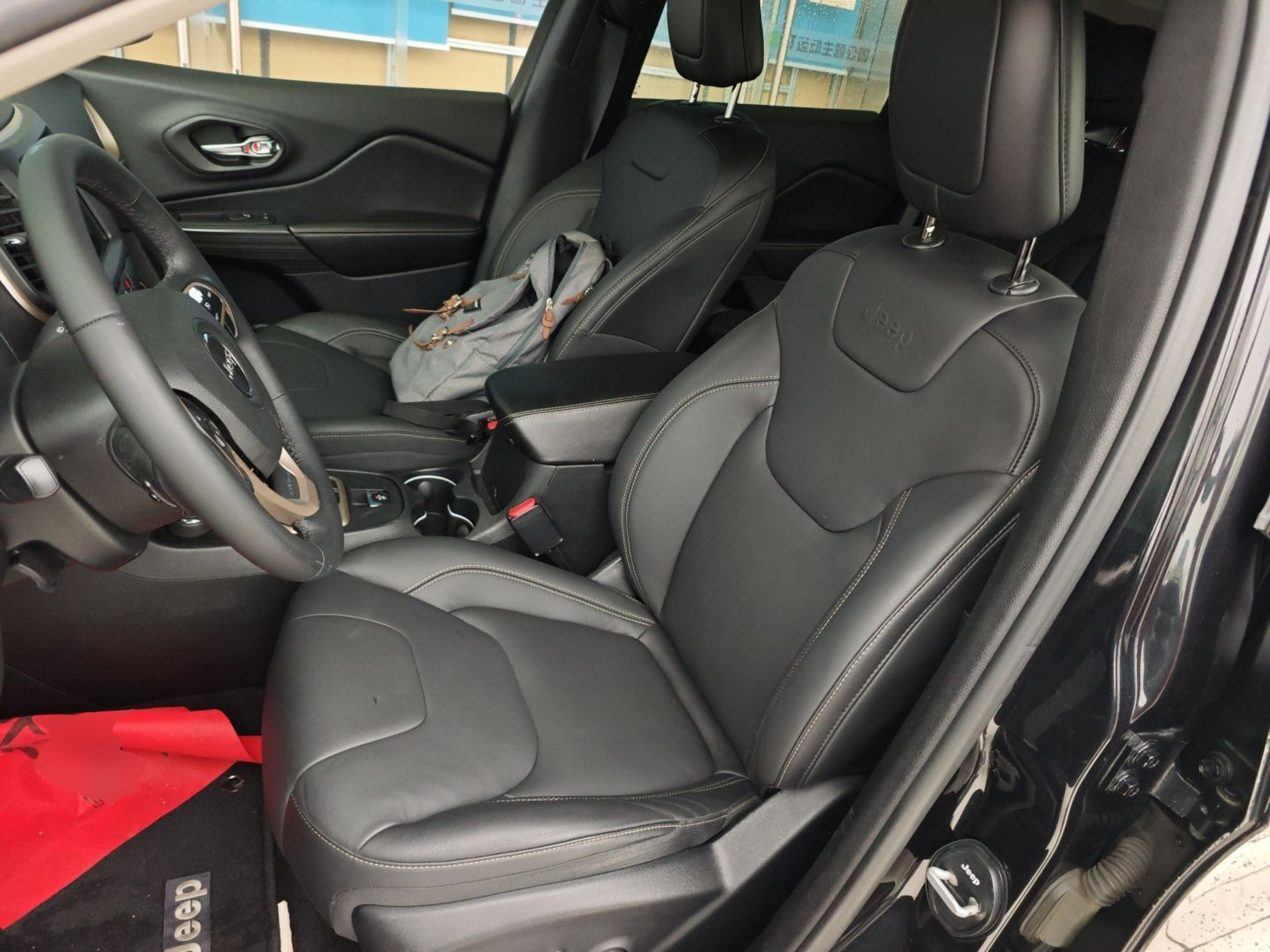 Переднее сиденье в автомобиле