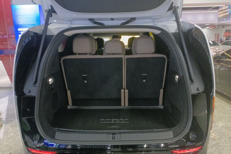 Used Li Auto MEGA 2025 Ultra Smart Refreshed Edition