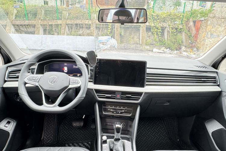 Used Volkswagen Tiguan L 2024 Outstanding Model 300TSI Automatic Two-Wheel Drive Longteng Edition