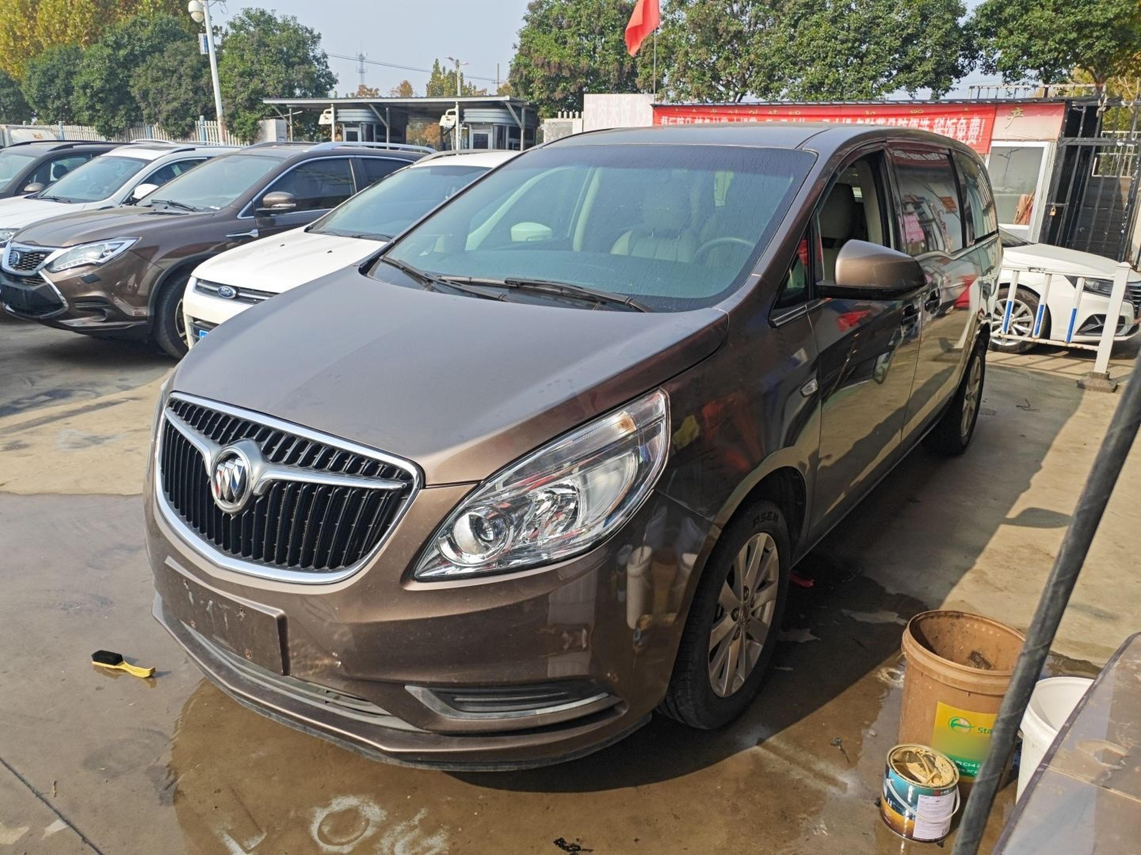 Под передней частью автомобиля