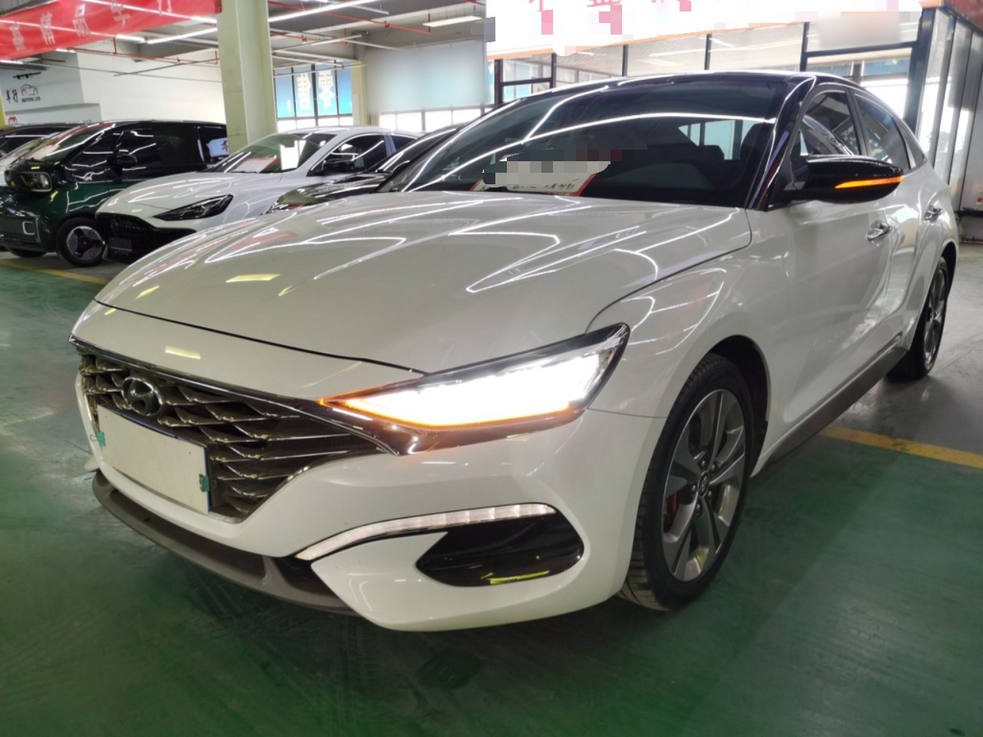 تحت مقدمة السيارة