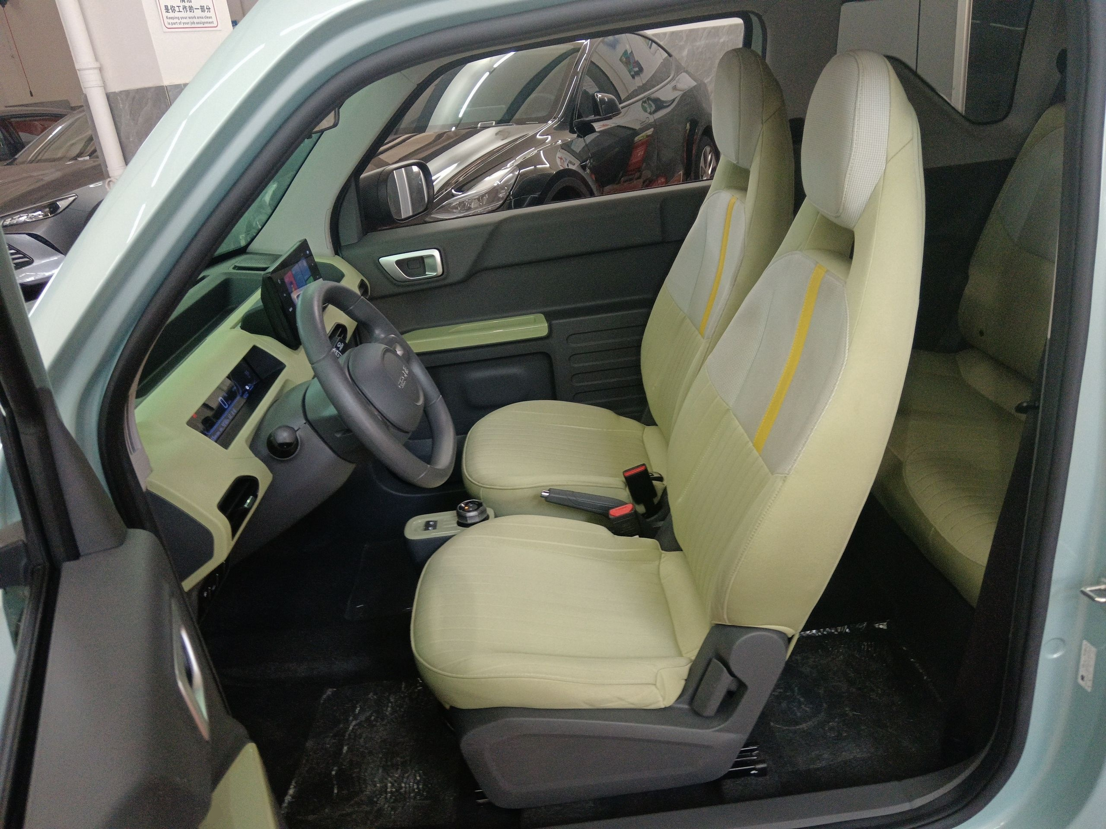 المقاعد الأمامية داخل السيارة