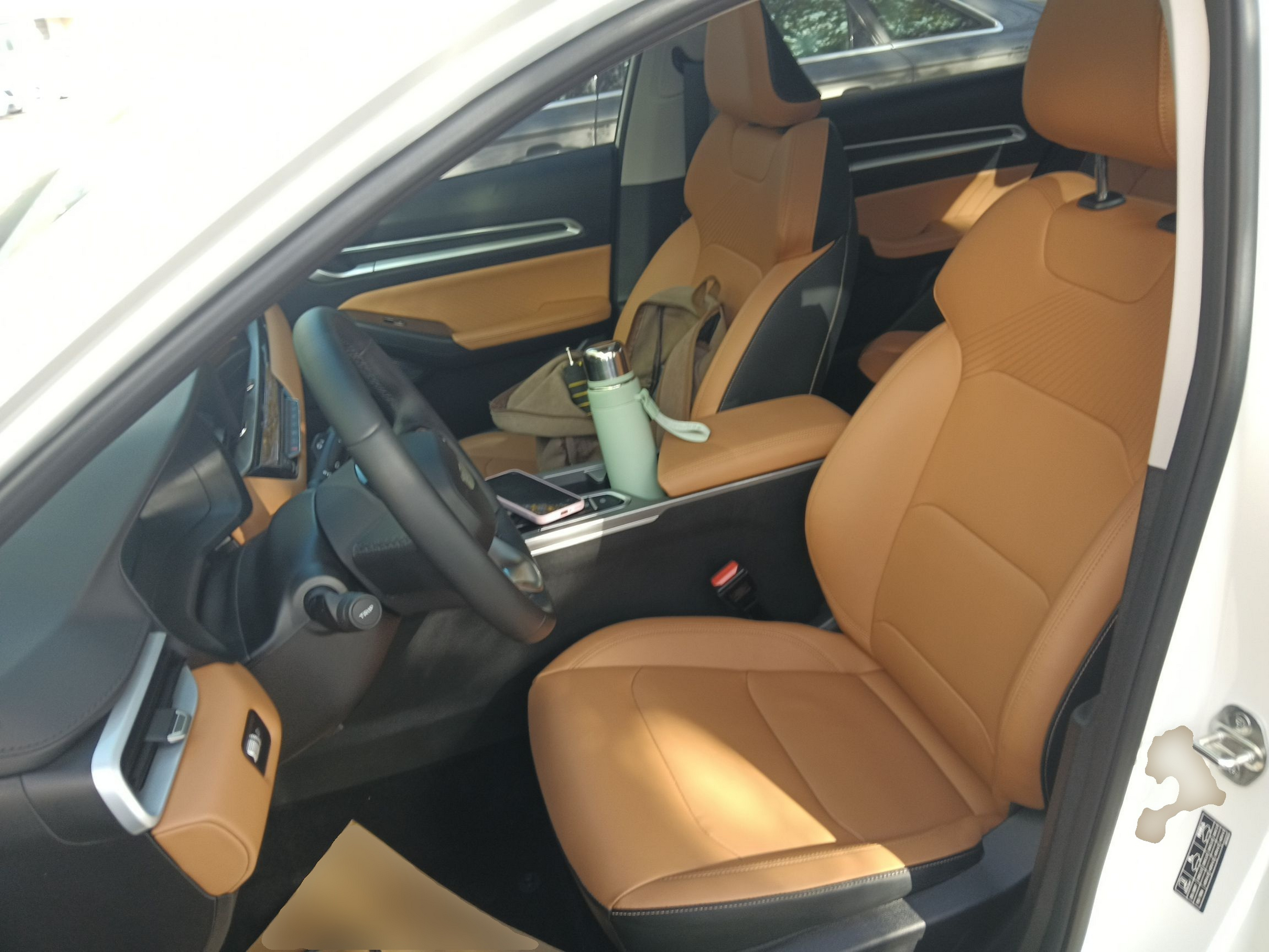 المقاعد الأمامية داخل السيارة