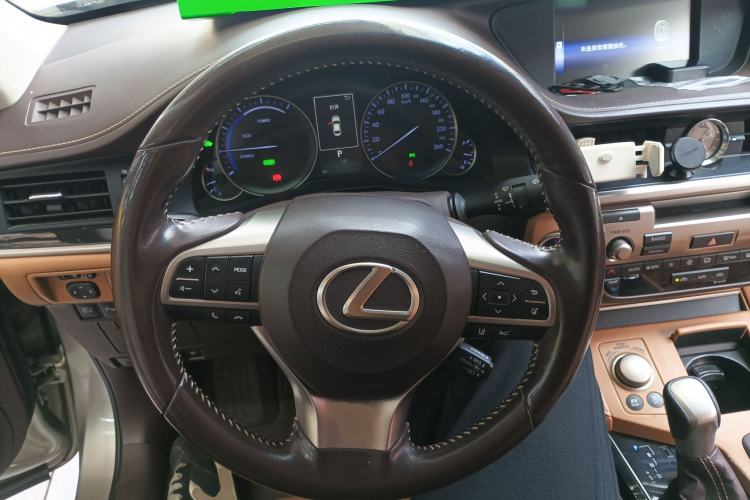 Used Lexus ES 2015 300h Comfort Edition
