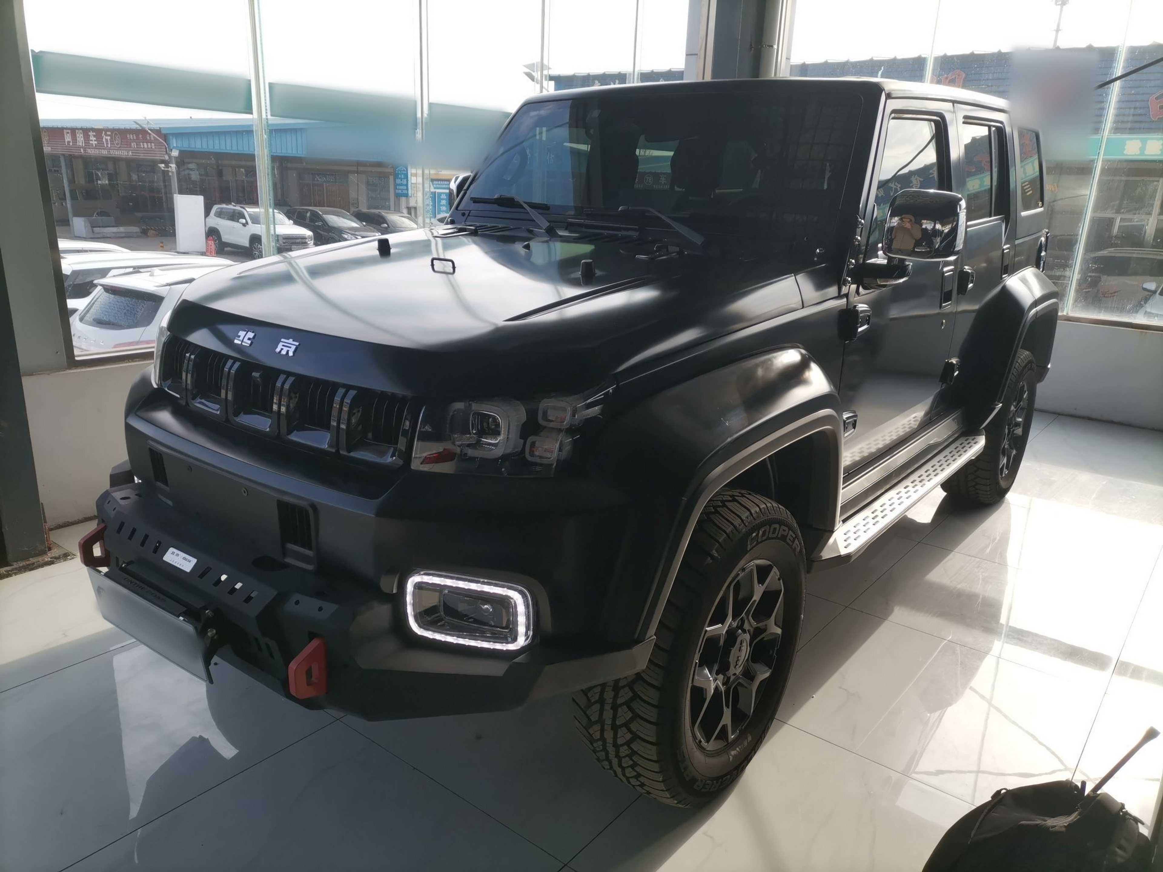 Под передней частью автомобиля