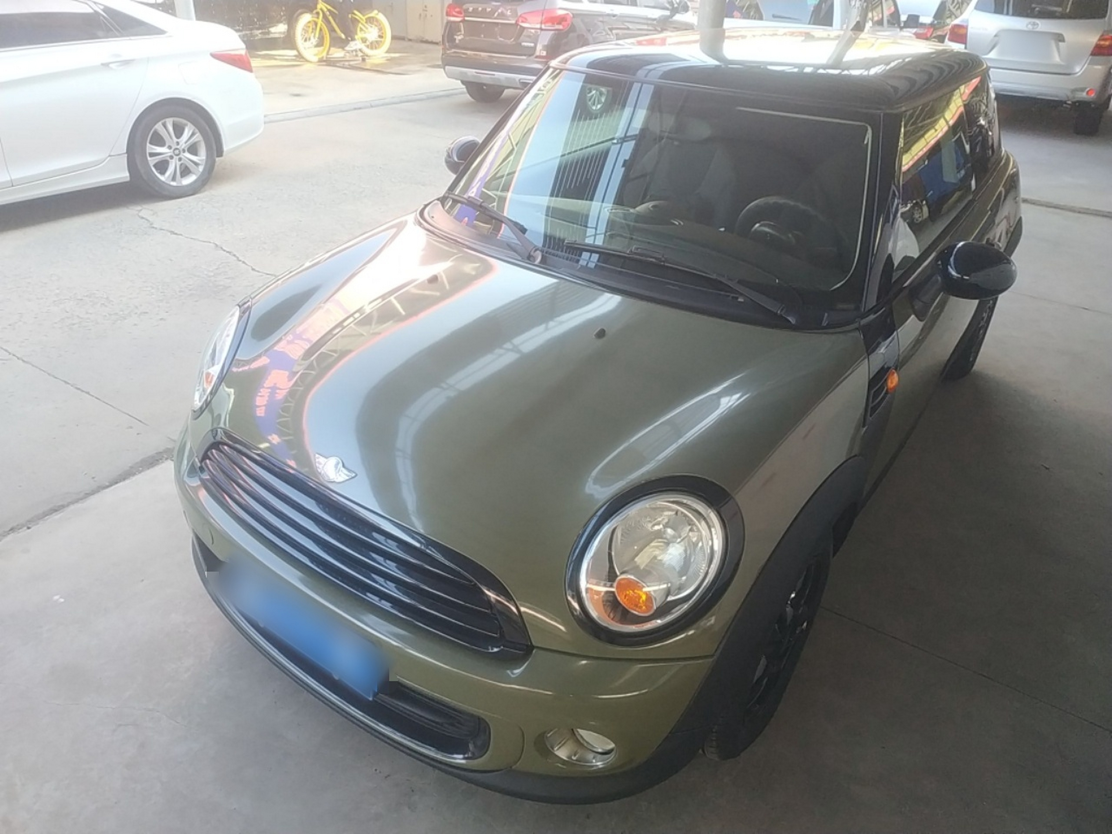 تحت مقدمة السيارة