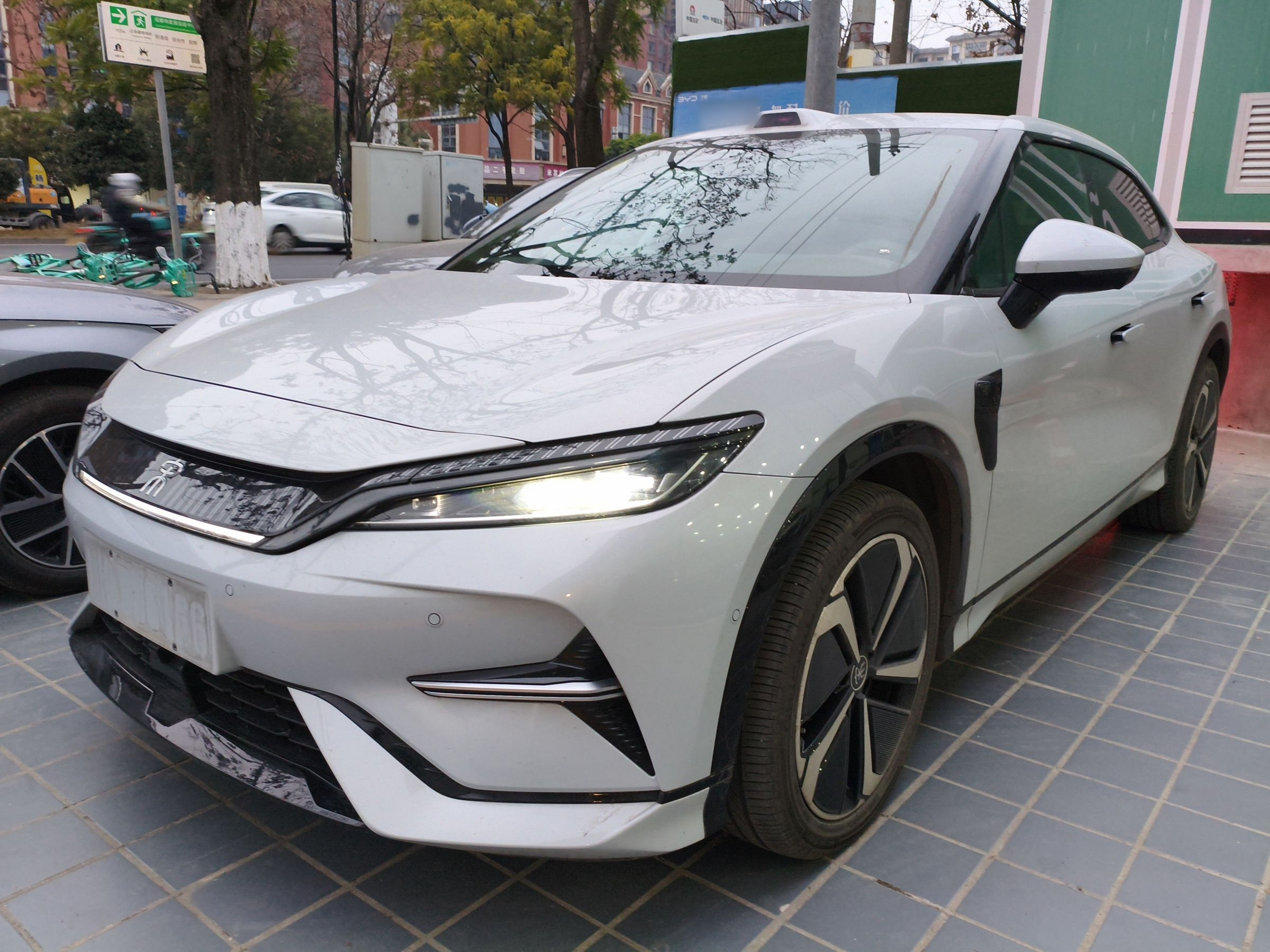 Под передней частью автомобиля