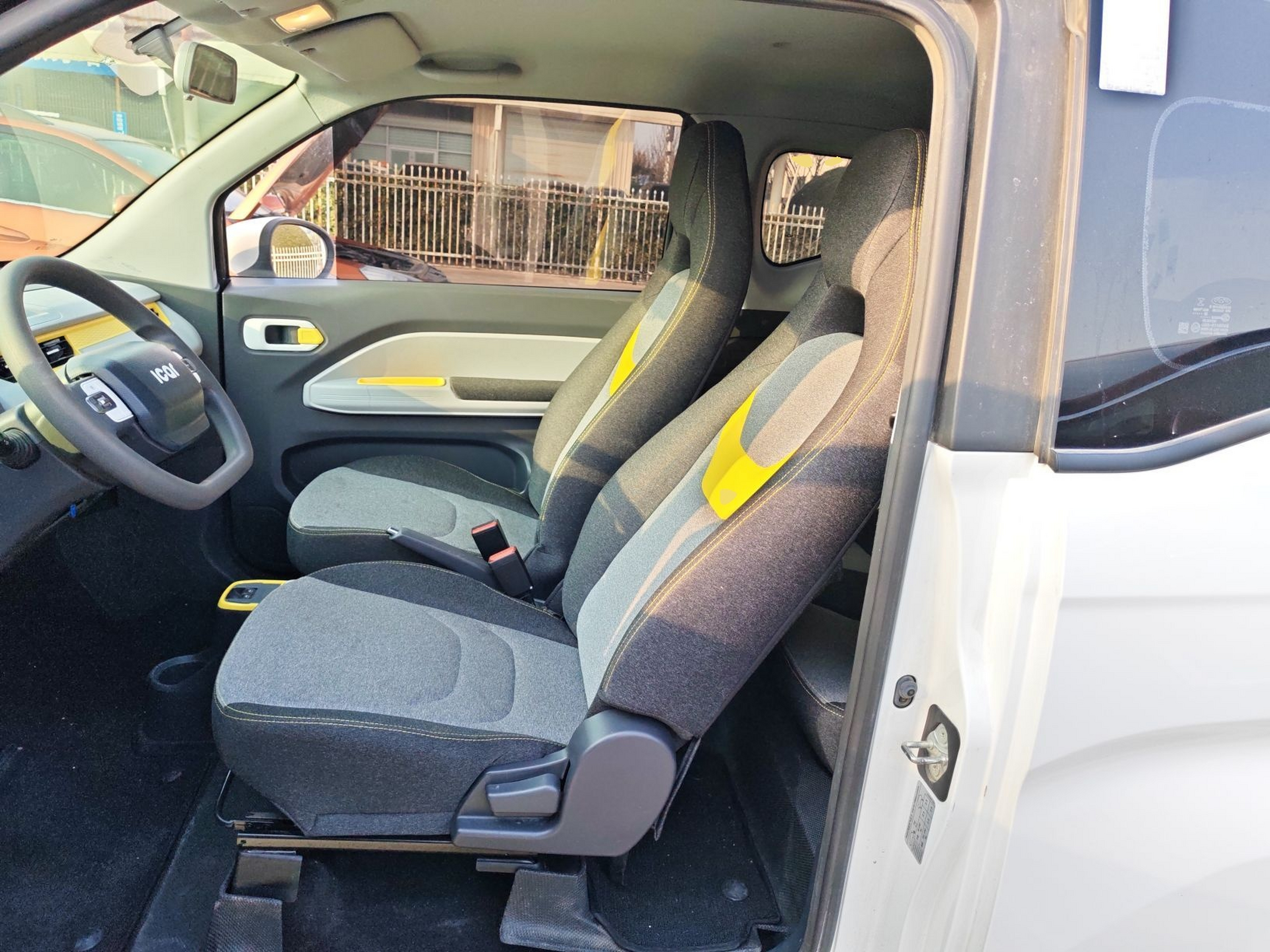 المقاعد الأمامية داخل السيارة